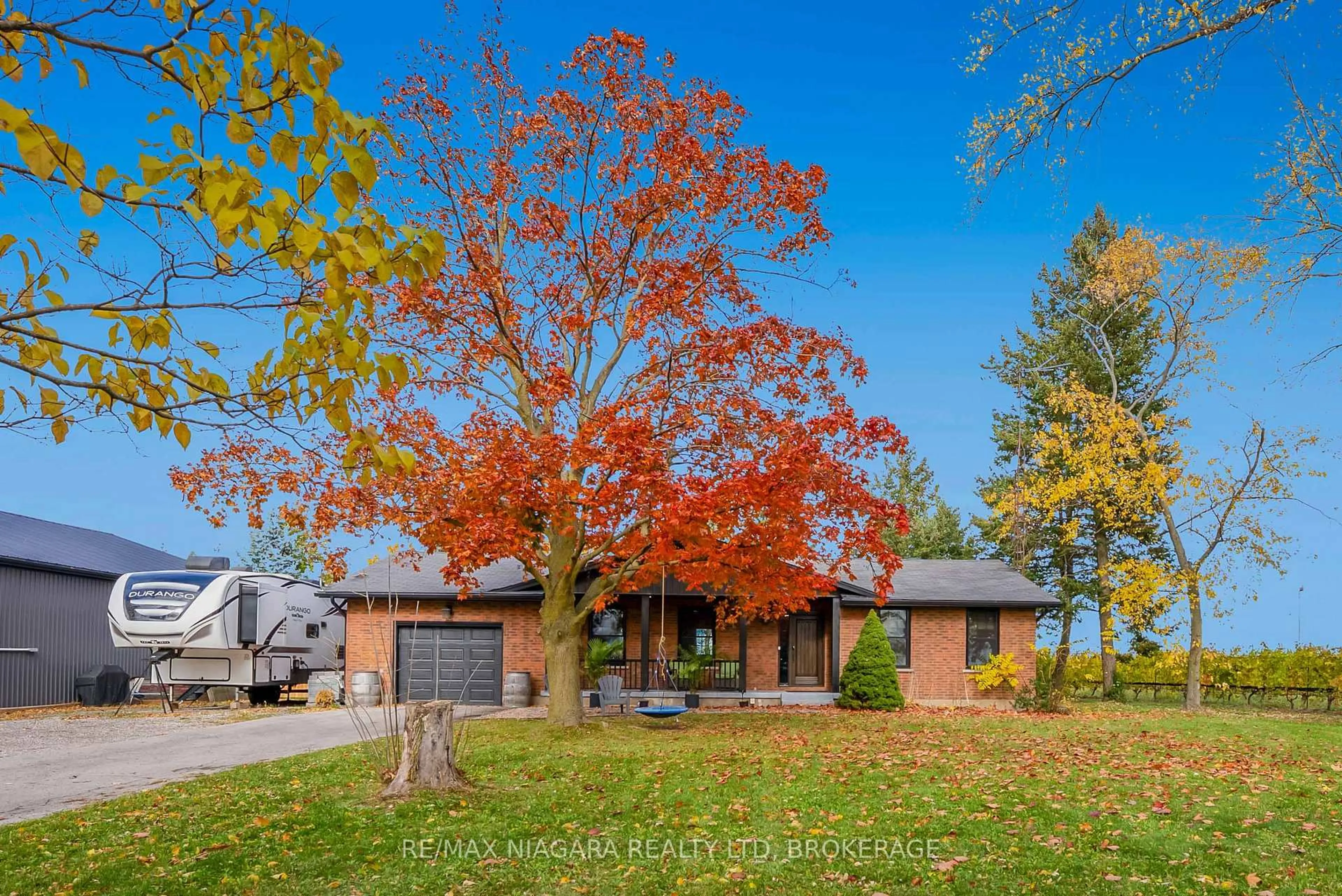 Home with brick exterior material, unknown for 1096 E & West Line, Niagara-on-the-Lake Ontario L0S 1J0