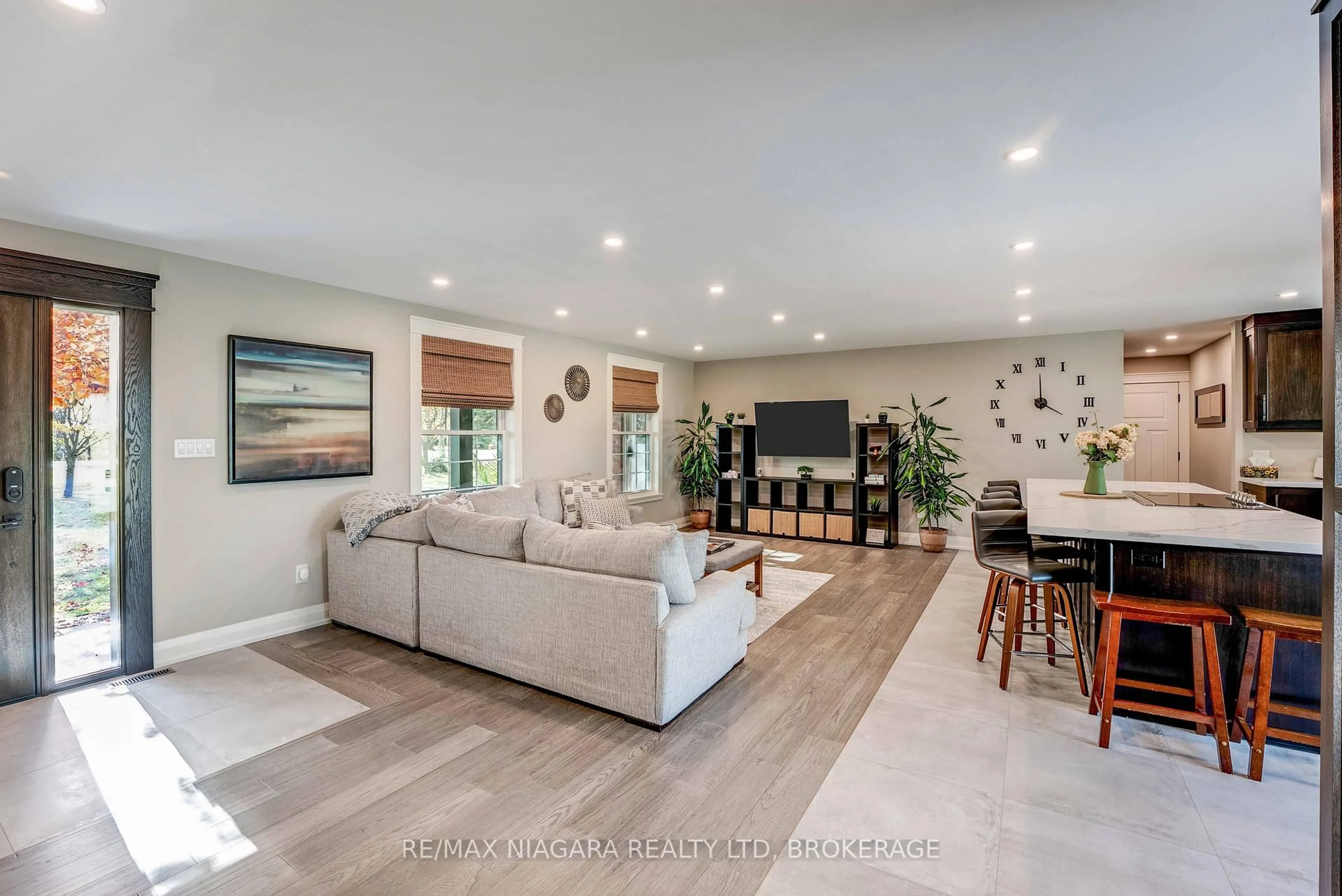 Living room with furniture, ceramic/tile floor for 1096 E & West Line, Niagara-on-the-Lake Ontario L0S 1J0