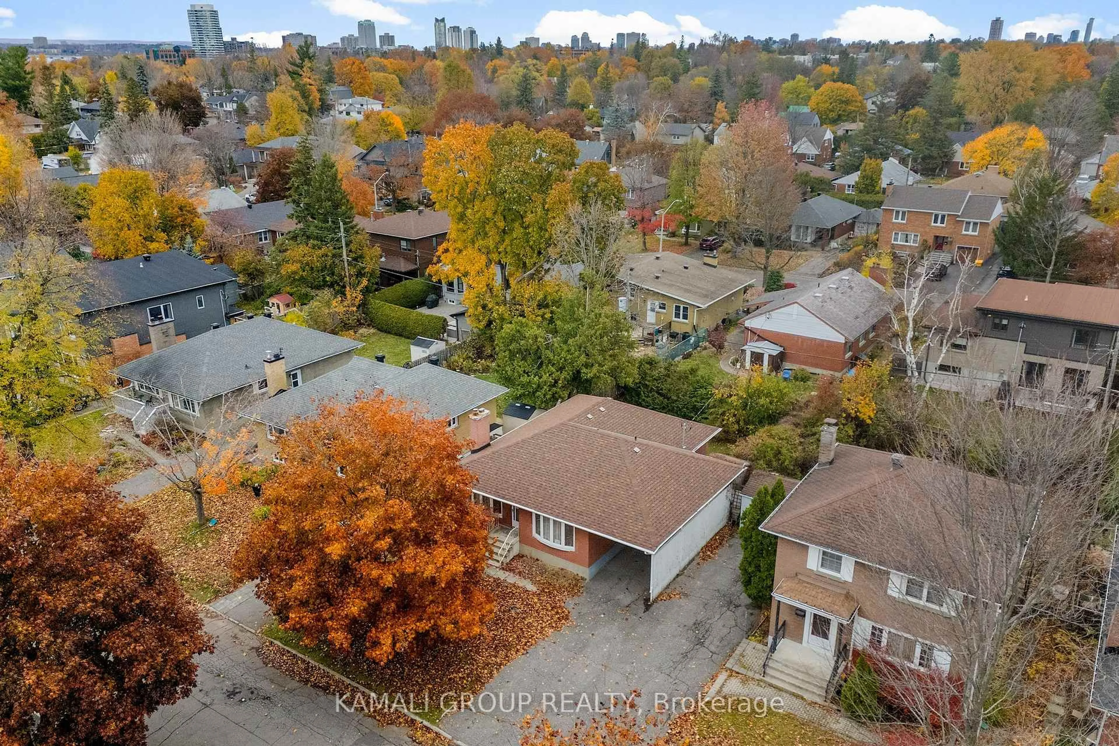 A pic from outside/outdoor area/front of a property/back of a property/a pic from drone, city buildings view from balcony for 683 Courtenay Ave, Ottawa Ontario K2A 3B8