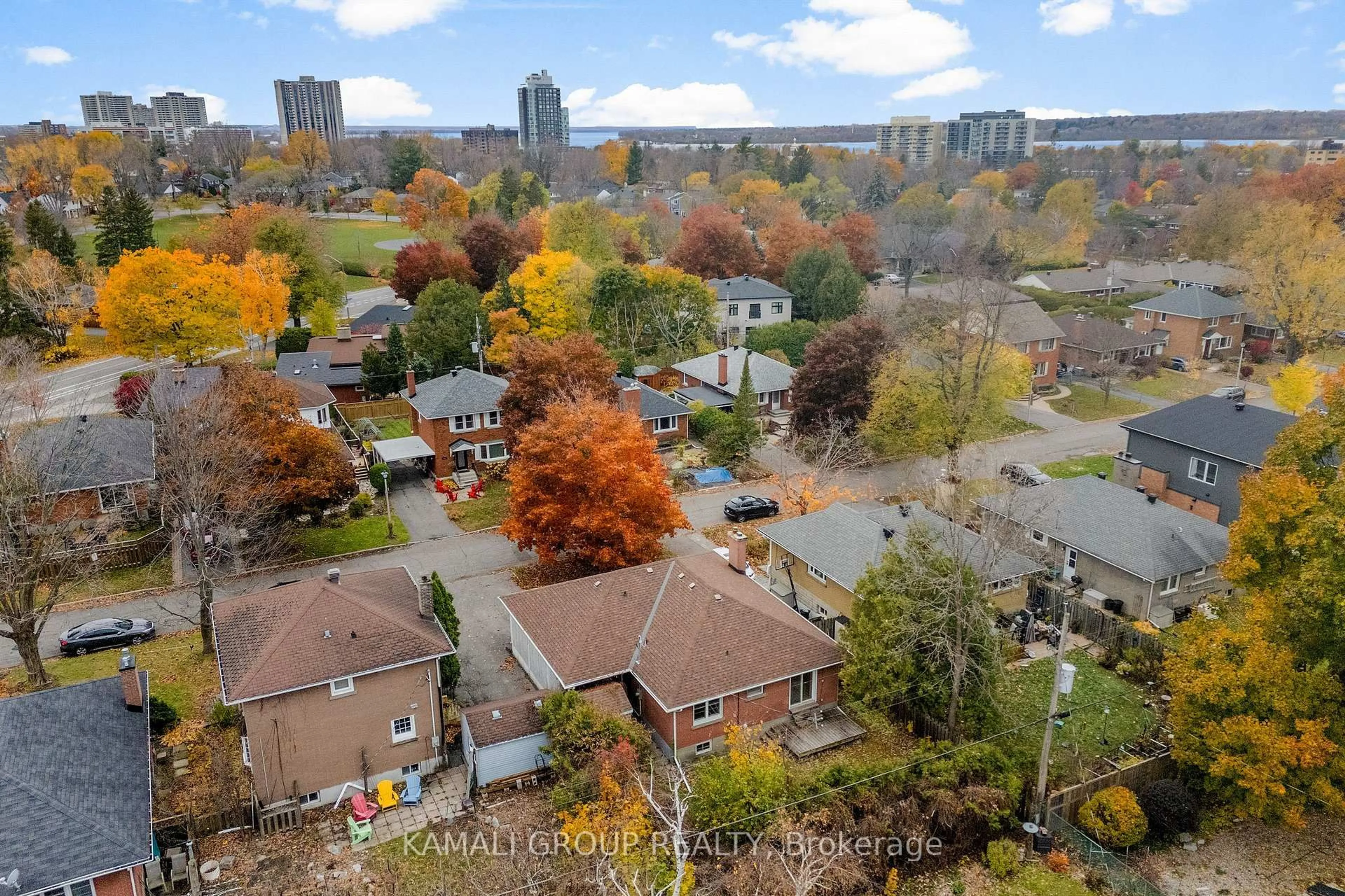 A pic from outside/outdoor area/front of a property/back of a property/a pic from drone, city buildings view from balcony for 683 Courtenay Ave, Ottawa Ontario K2A 3B8