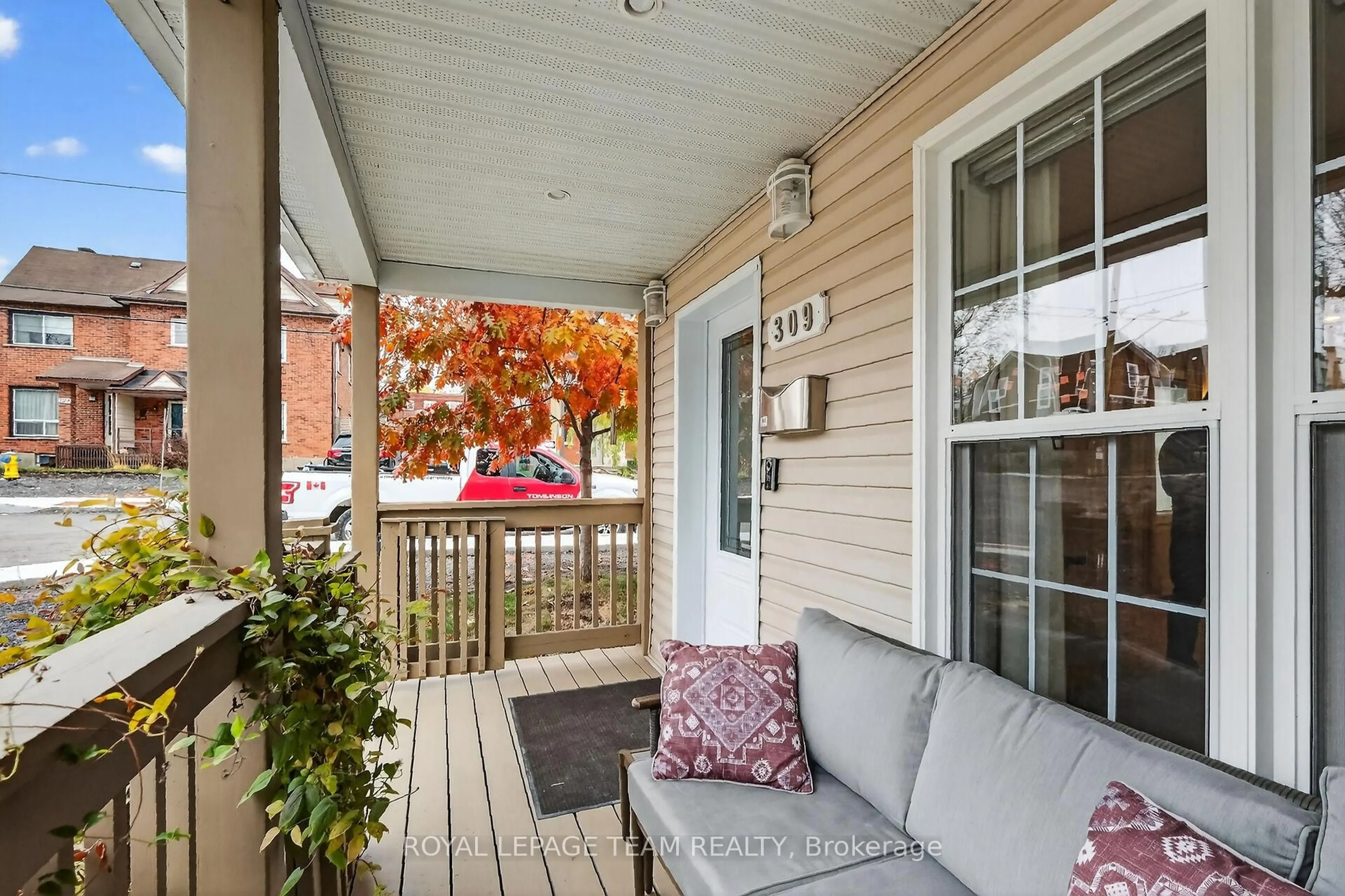 Patio, street for 309 Elmgrove Ave, Ottawa Ontario K1Z 6V2