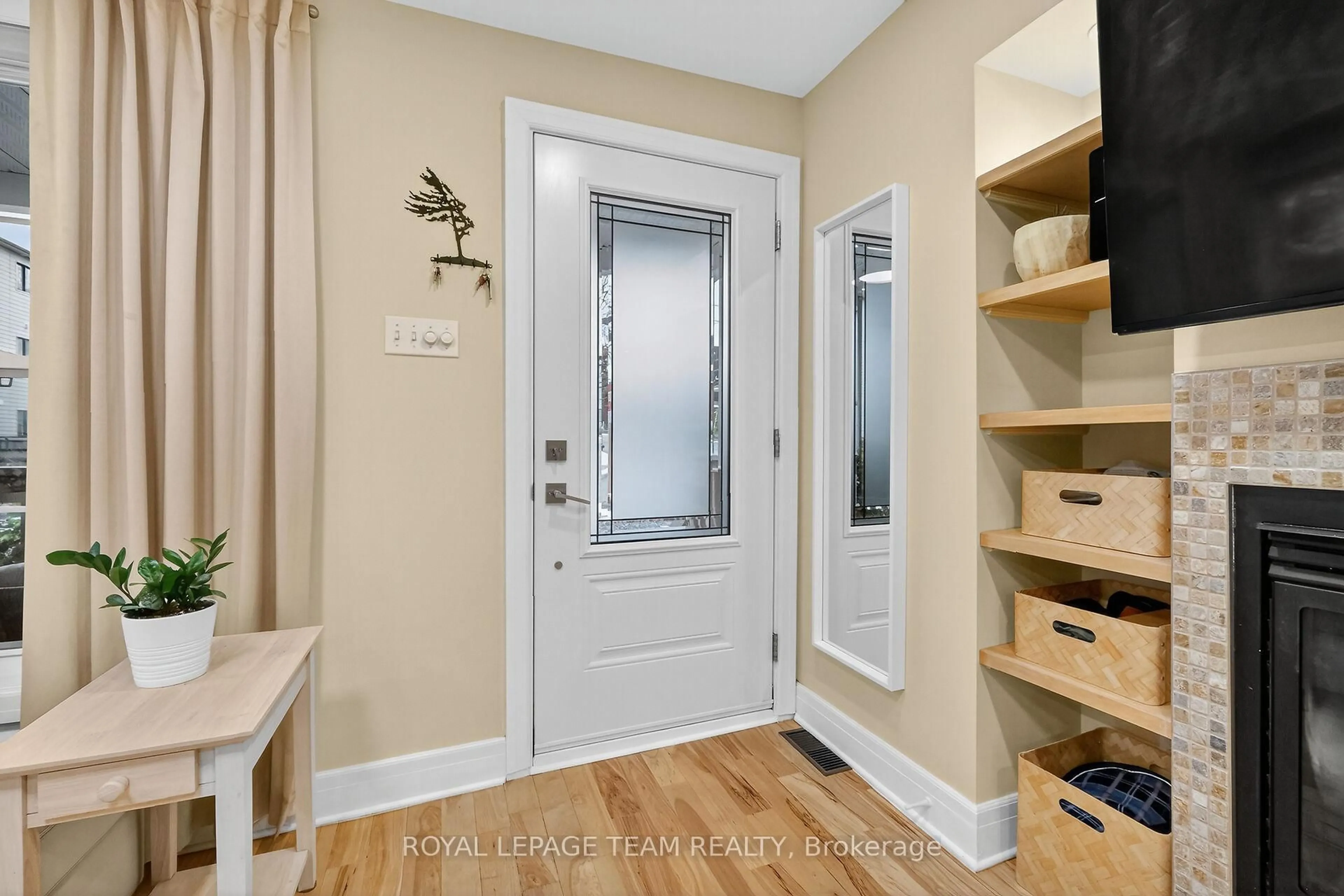 Indoor entryway for 309 Elmgrove Ave, Ottawa Ontario K1Z 6V2
