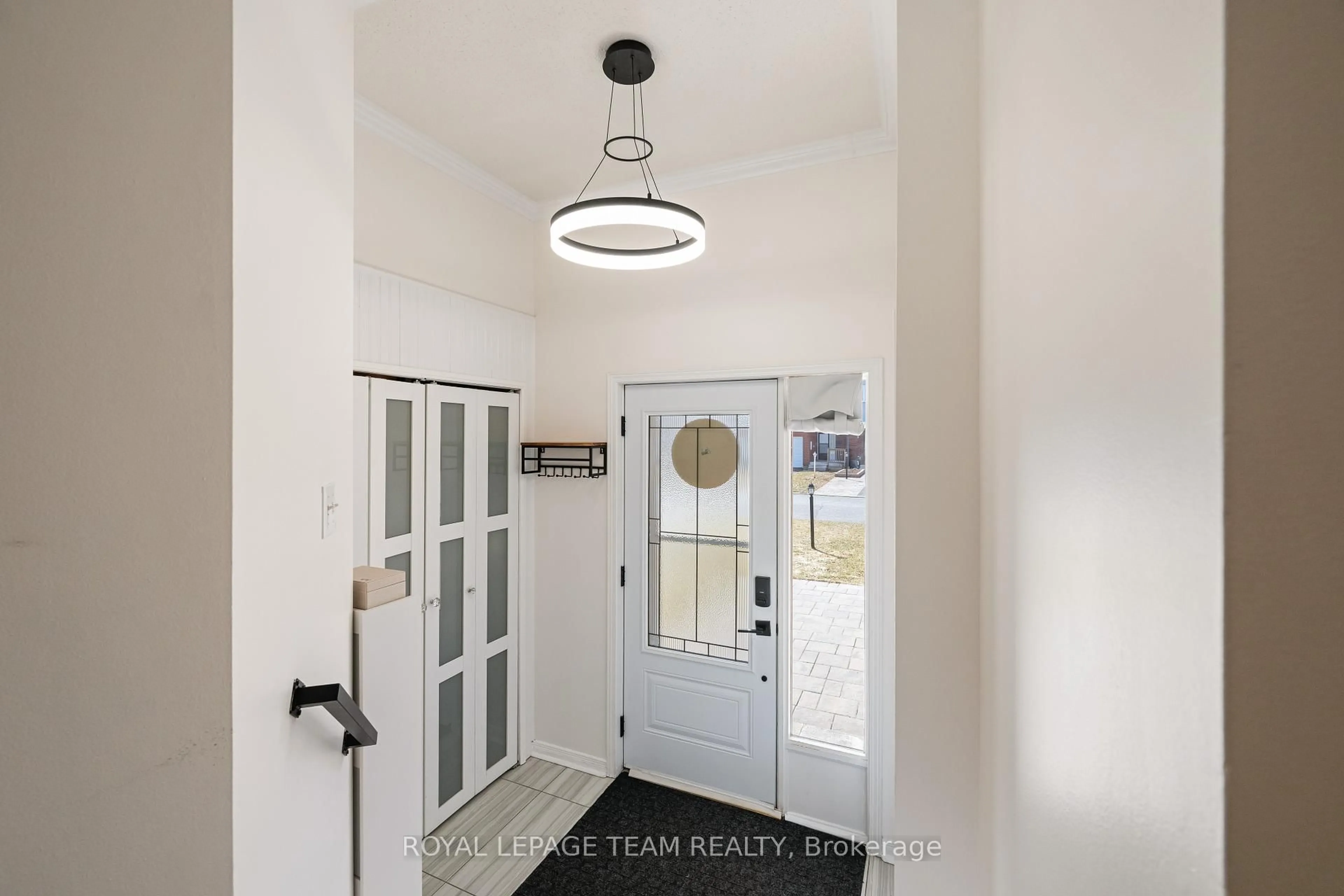 Indoor entryway for 19 Armadale Cres, Ottawa Ontario K2J 4A4