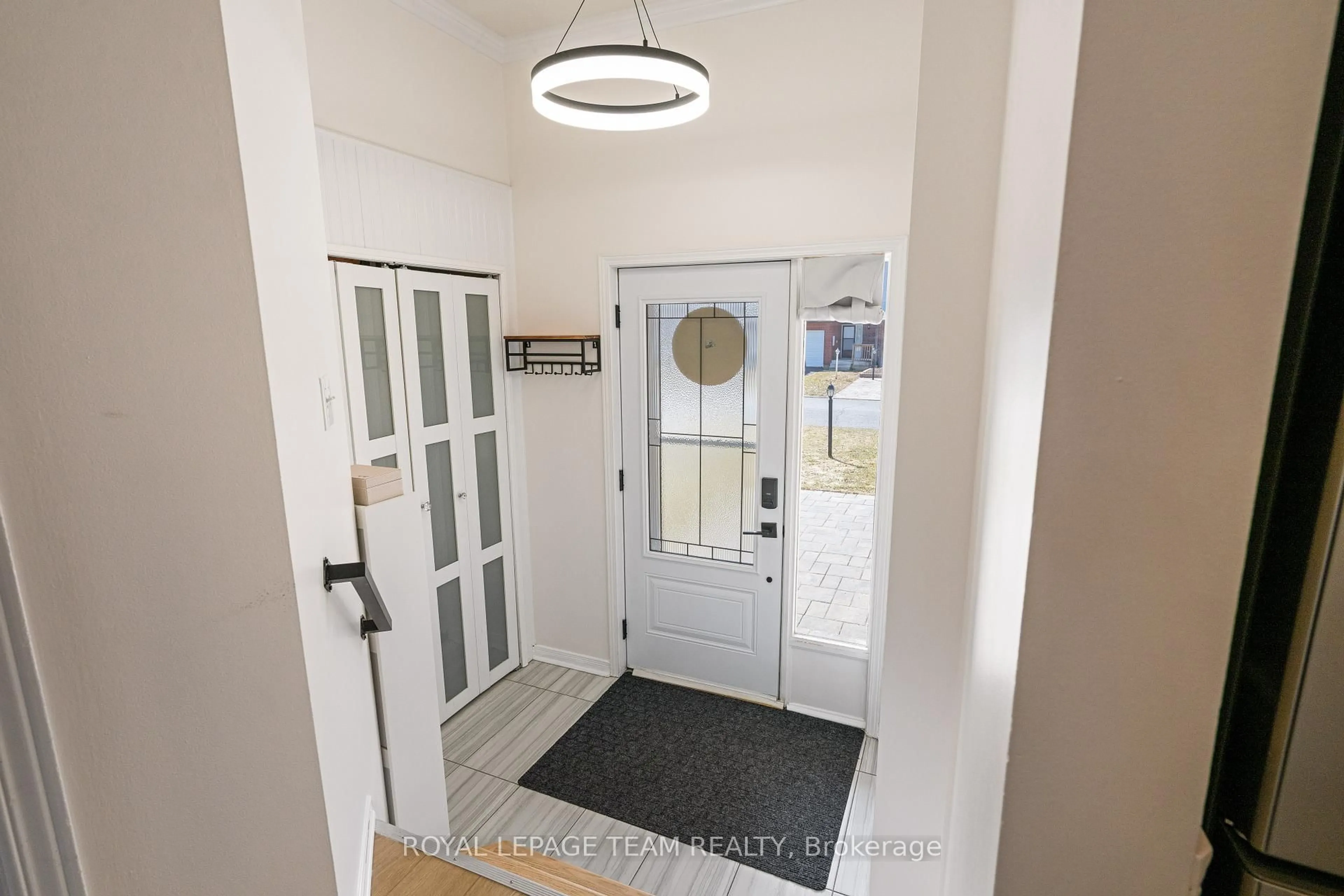 Indoor entryway for 19 Armadale Cres, Ottawa Ontario K2J 4A4