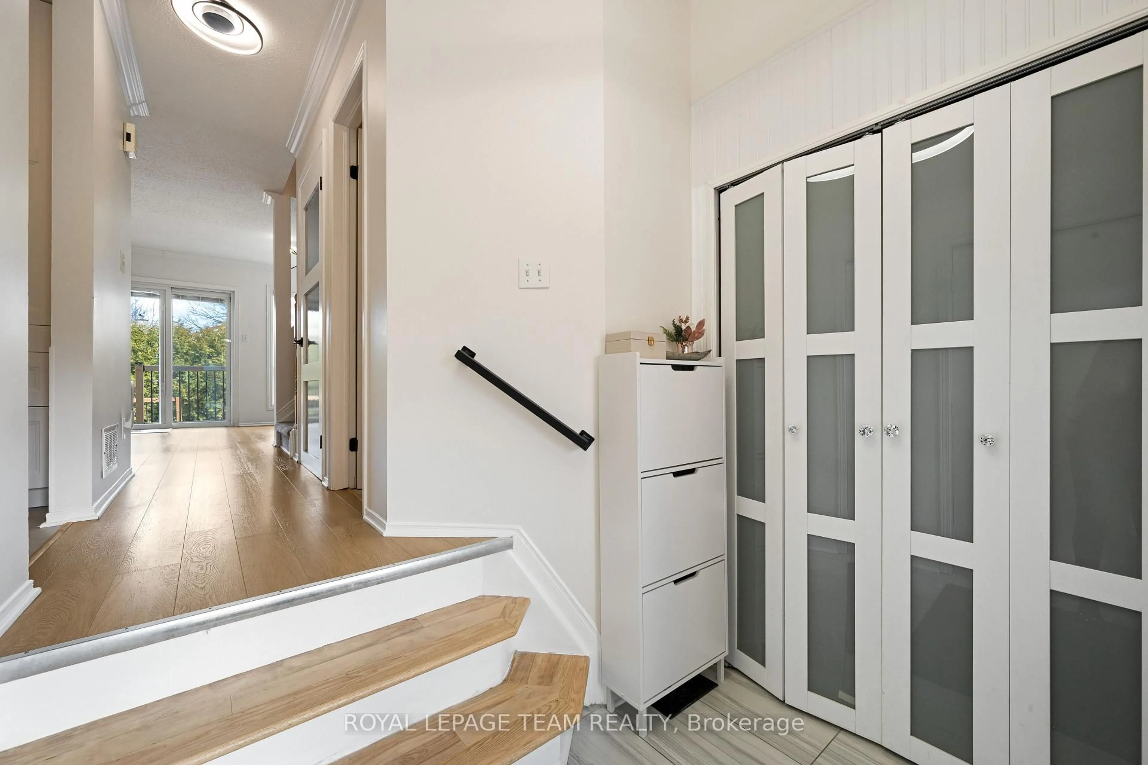 Indoor entryway for 19 Armadale Cres, Ottawa Ontario K2J 4A4