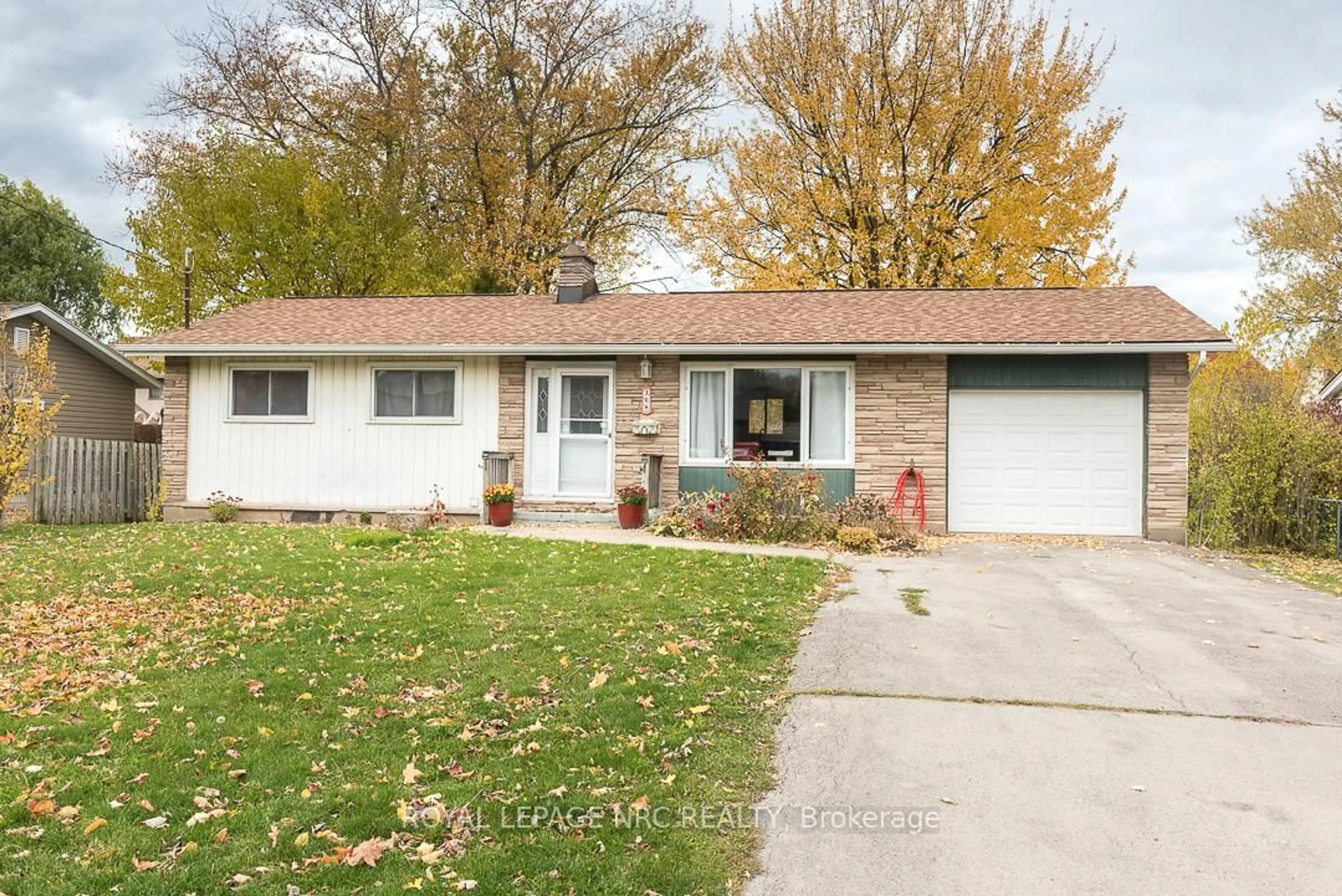 Home with vinyl exterior material, street for 308 Pelham Rd, St. Catharines Ontario L2S 1Y3