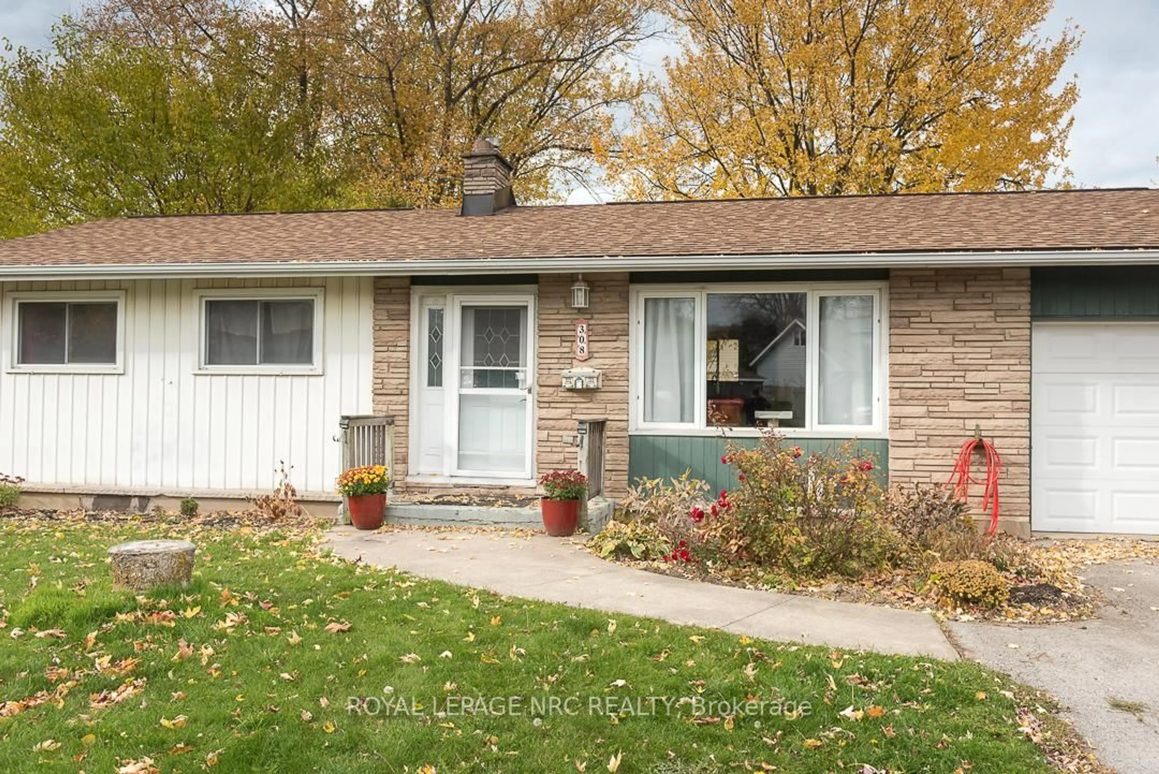 Home with brick exterior material, street for 308 Pelham Rd, St. Catharines Ontario L2S 1Y3