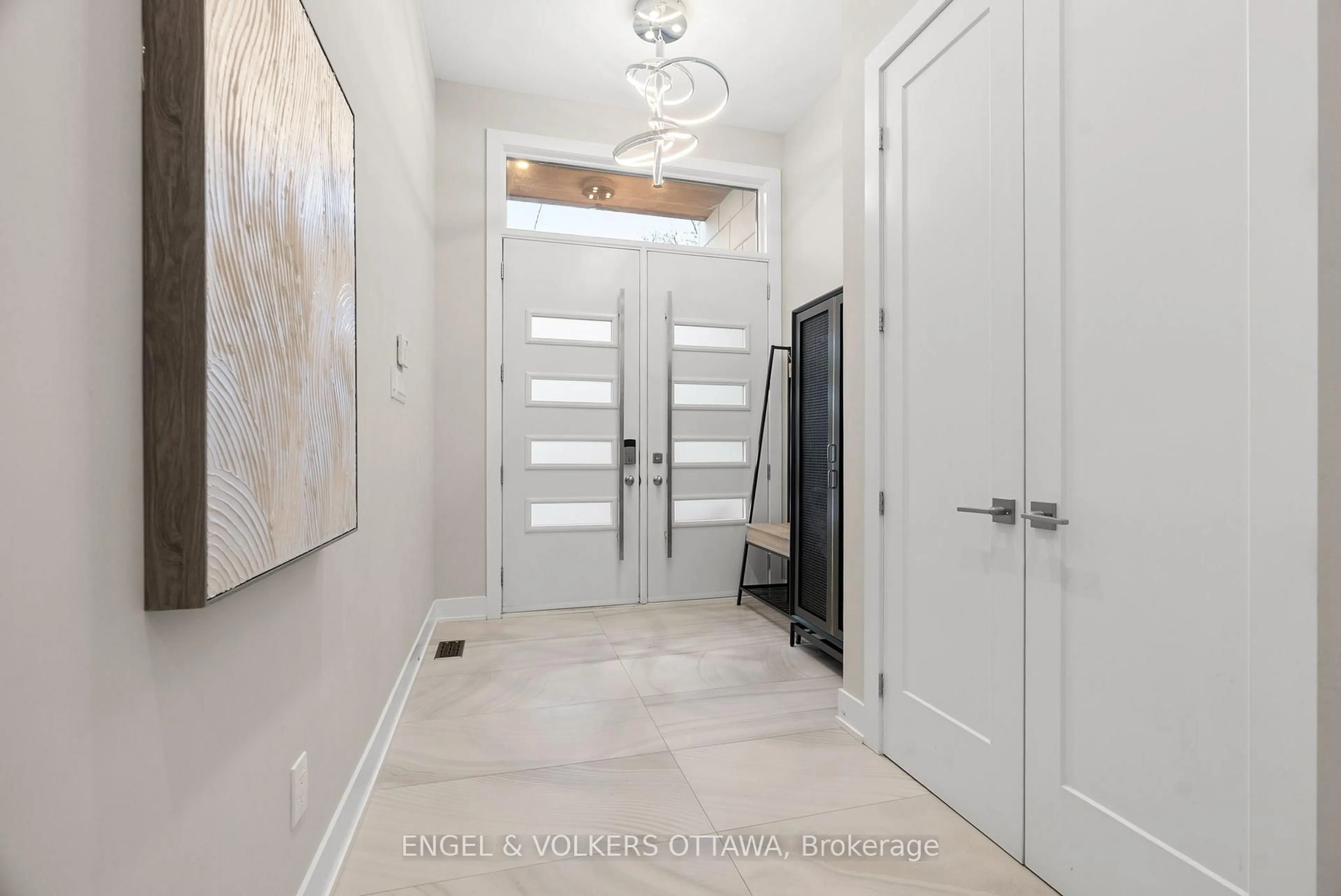 Indoor entryway for 190 Northwestern Ave, Ottawa Ontario K1Y 0M3