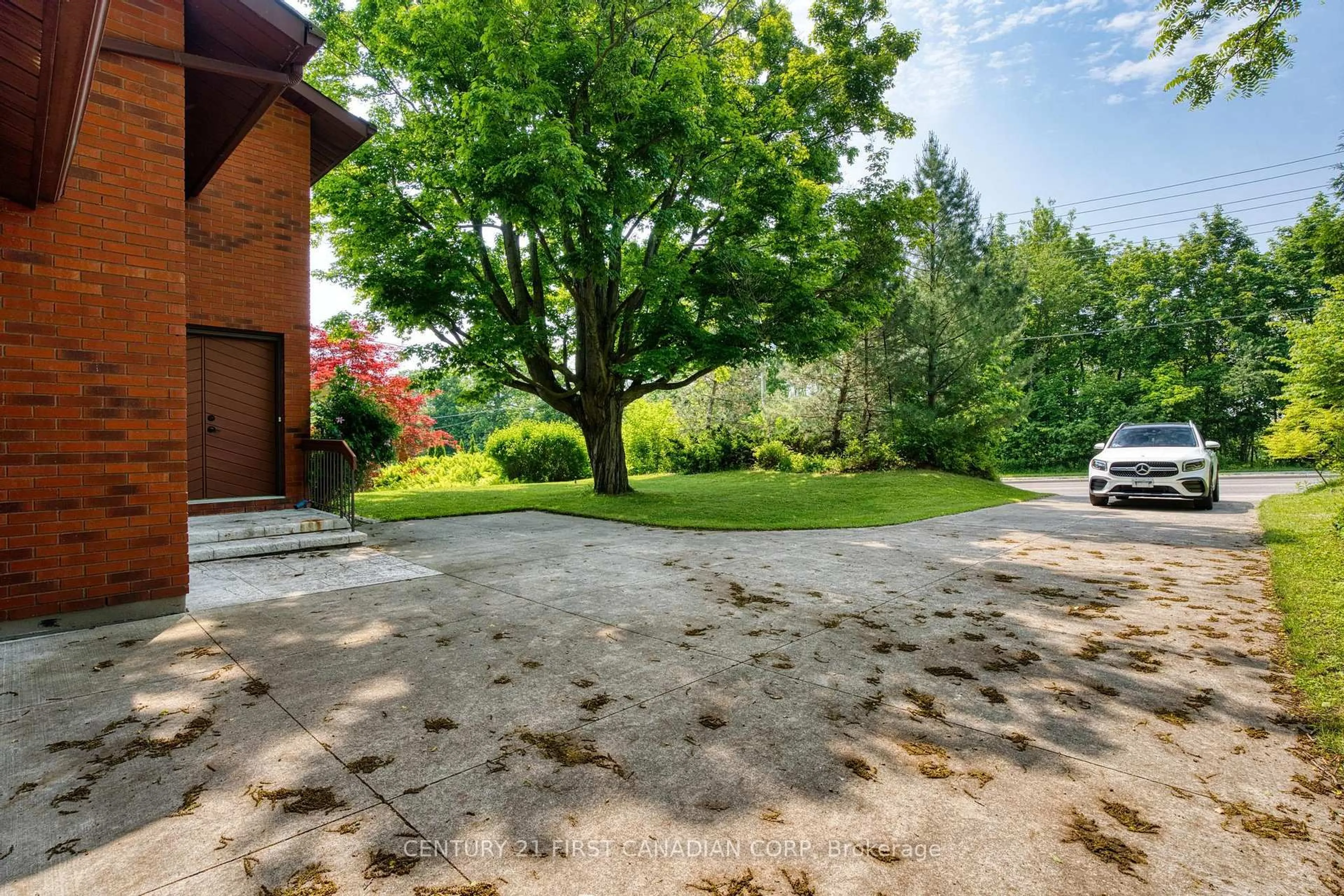 Patio, street for 285 Riverside Dr, London North Ontario N6H 1G1