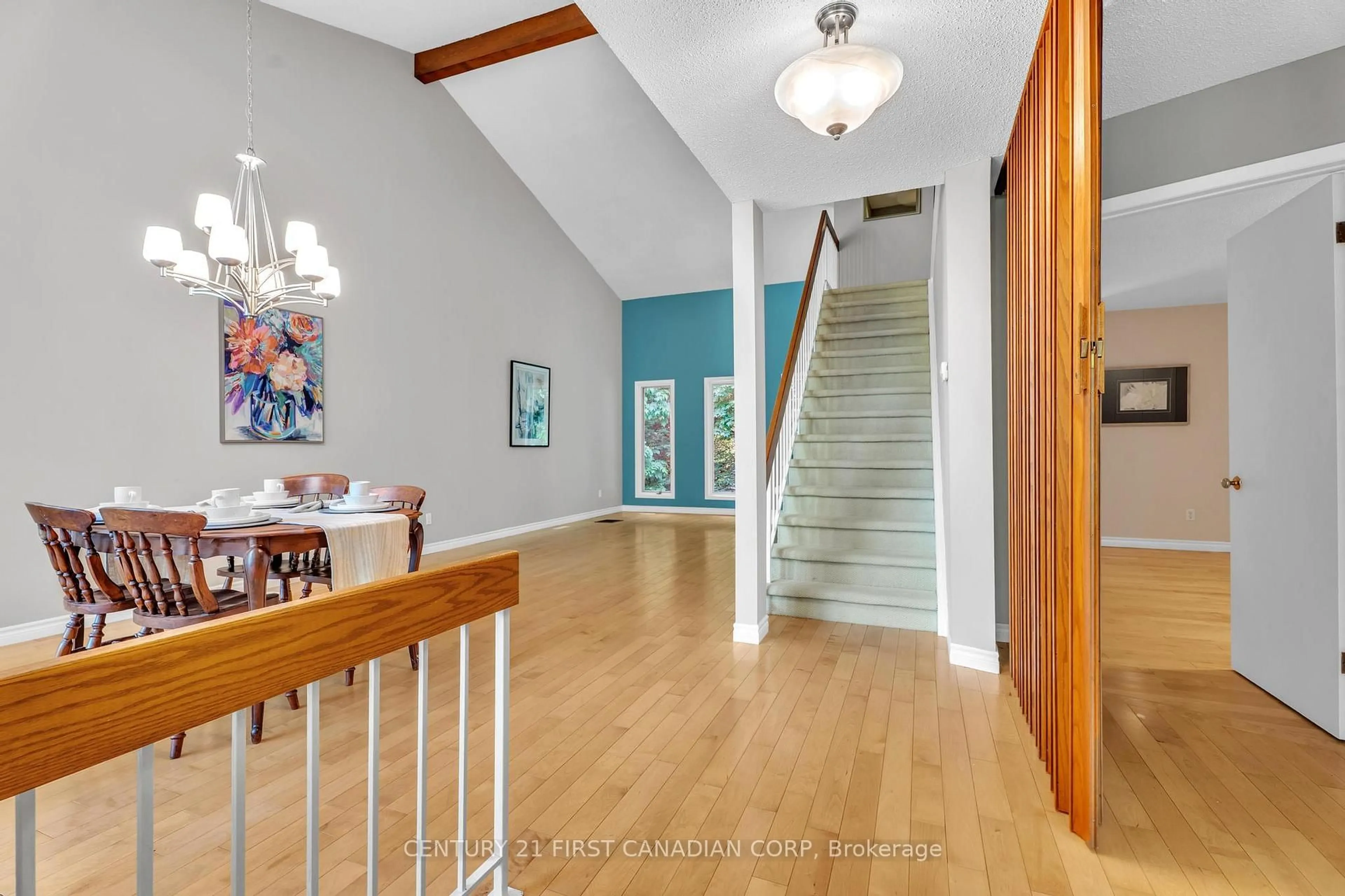 Indoor foyer for 285 Riverside Dr, London North Ontario N6H 1G1