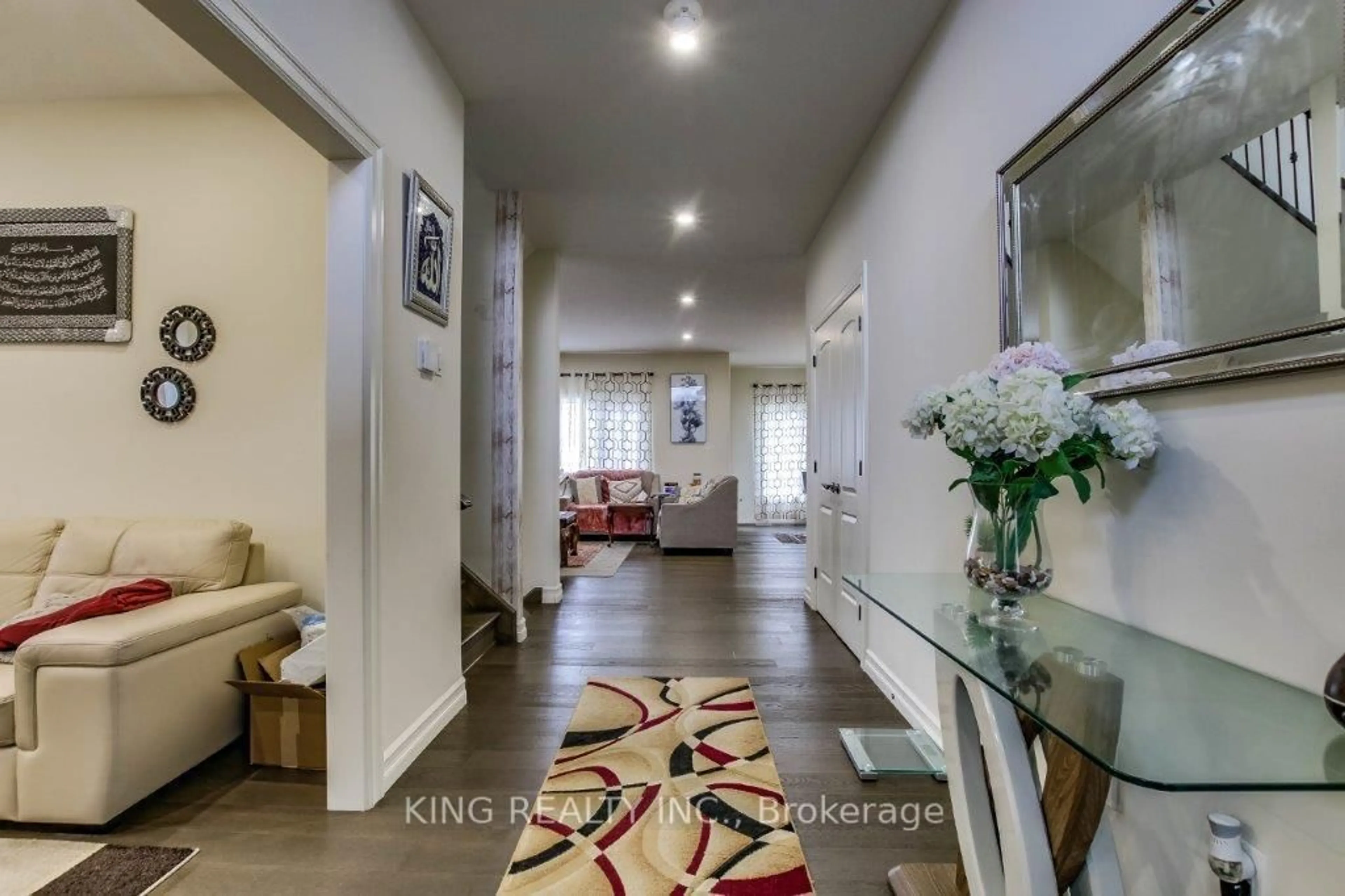 Indoor foyer for 1364 THORNLEY St, London South Ontario N6K 0G7