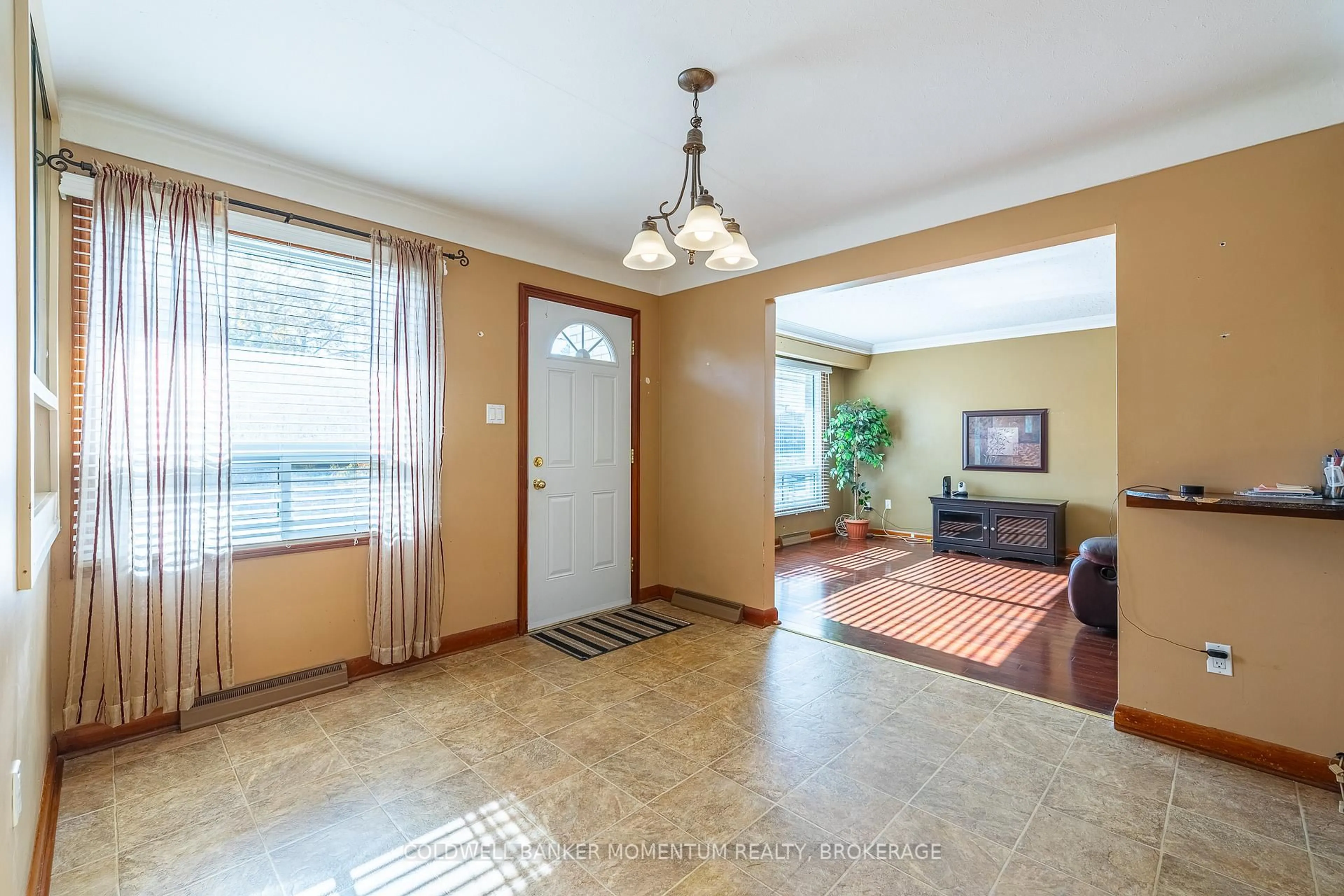 Indoor entryway for 110 Sullivan Ave, Thorold Ontario L2V 2Z1