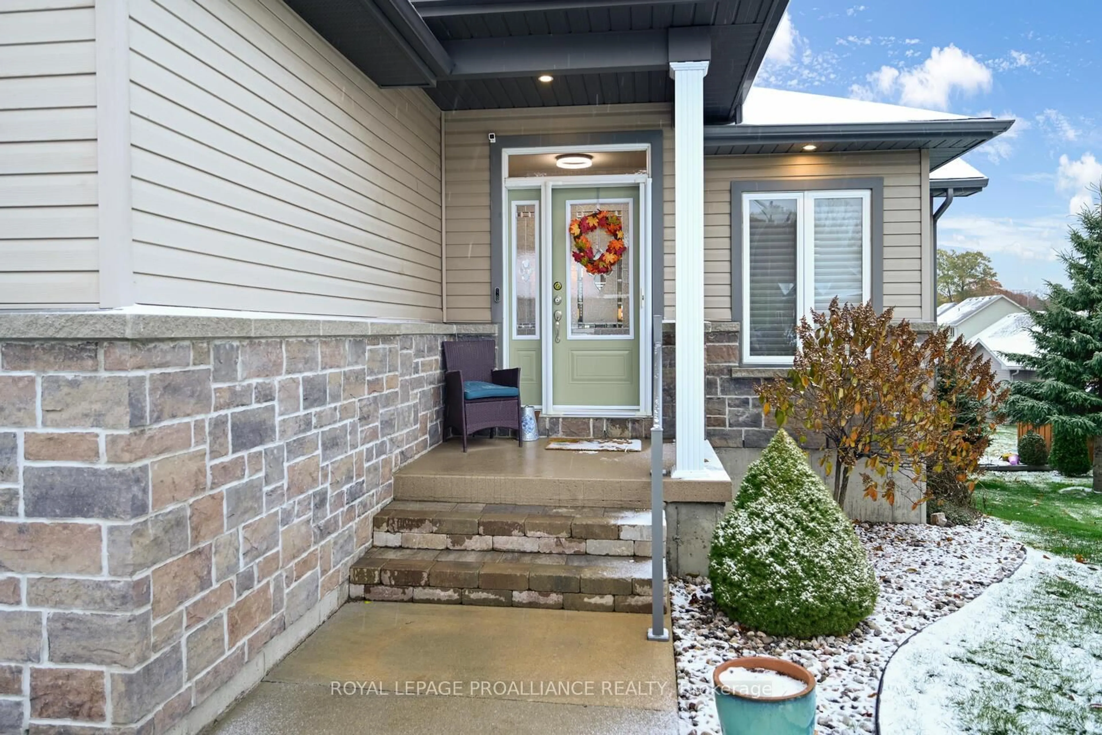 Indoor entryway for 21 Donaldson Crt, Brockville Ontario K6V 7J1