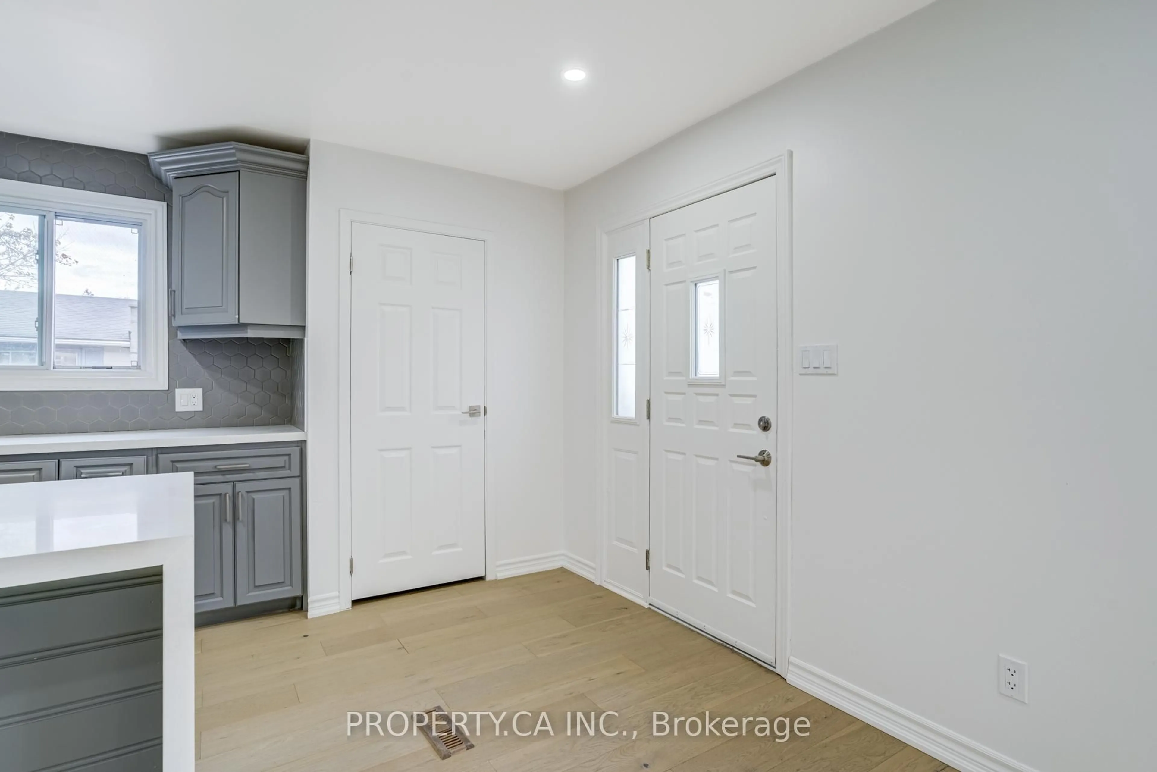 Indoor entryway for 405 Washington Rd, Fort Erie Ontario L2A 4K5