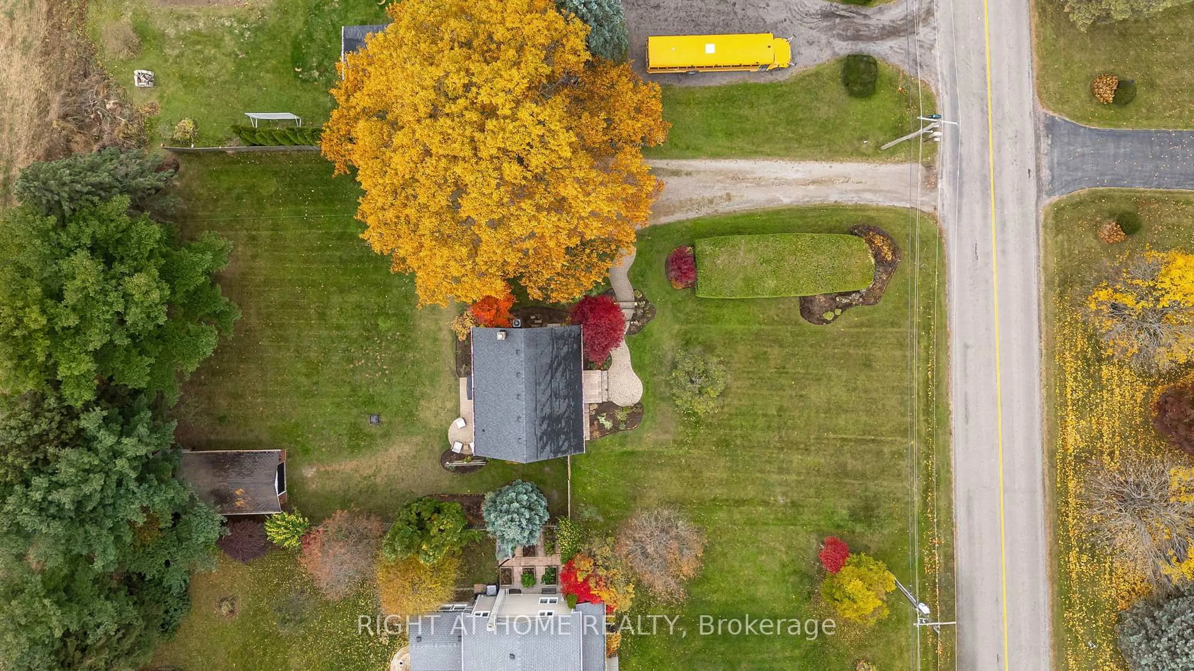 A pic from outside/outdoor area/front of a property/back of a property/a pic from drone, street for 1140 Second Concession, Hamilton Ontario L9H 5E2
