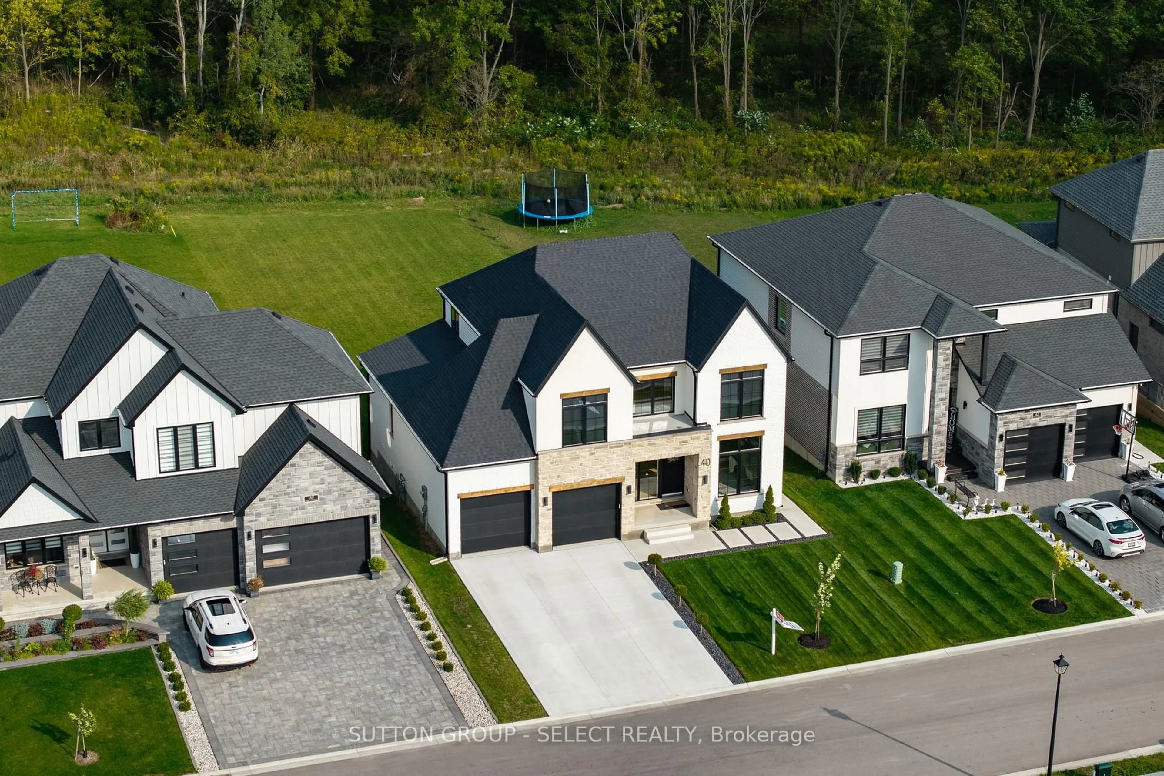 A pic from outside/outdoor area/front of a property/back of a property/a pic from drone, street for 40 Royal Cres, Southwold Ontario N5P 0G5