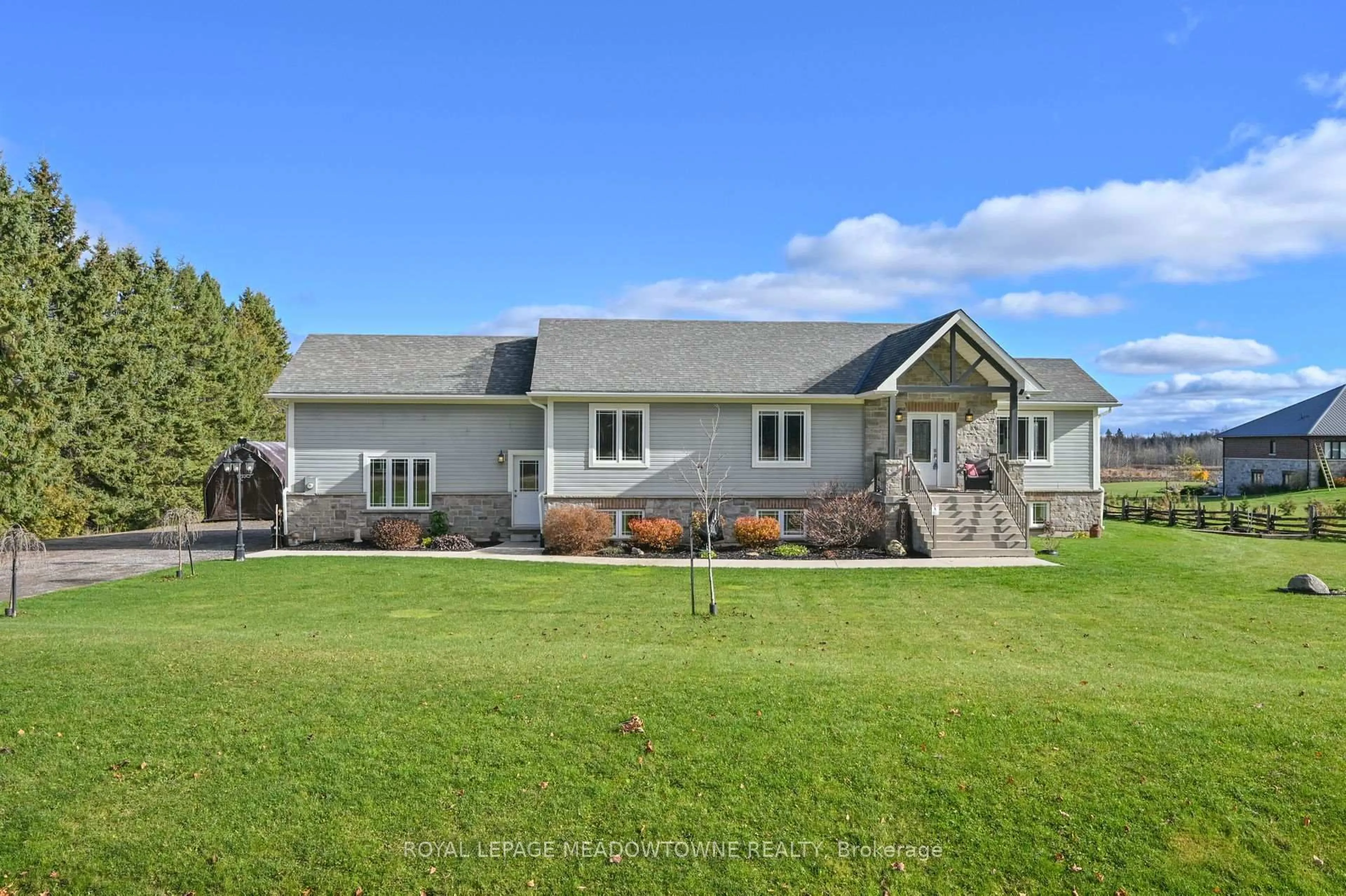 Home with vinyl exterior material, water/lake/river/ocean view for 515199 2nd Line, Amaranth Ontario L9W 0S7