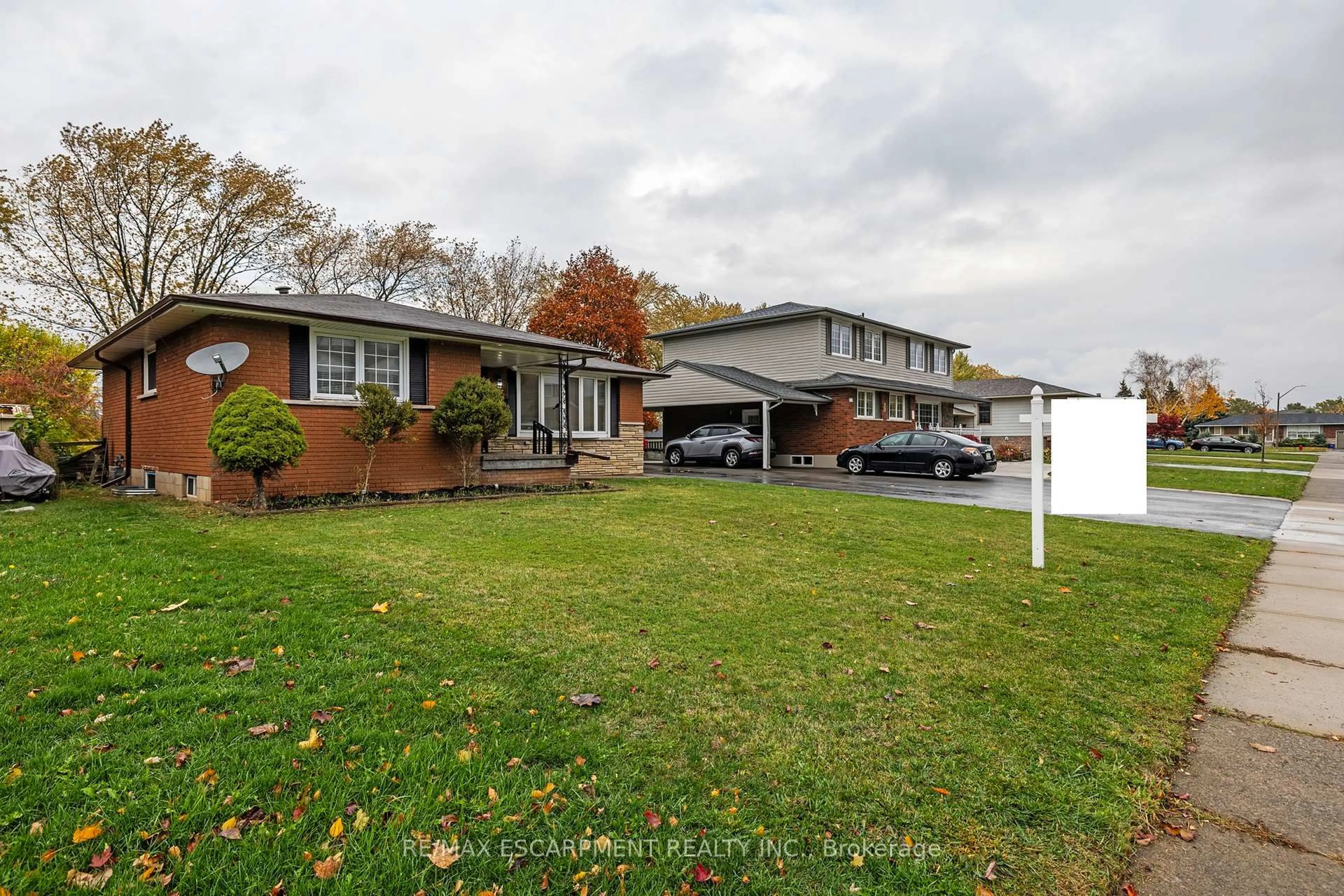 A pic from outside/outdoor area/front of a property/back of a property/a pic from drone, water/lake/river/ocean view for 19 Winthrop Pl, Hamilton Ontario L8G 3M3