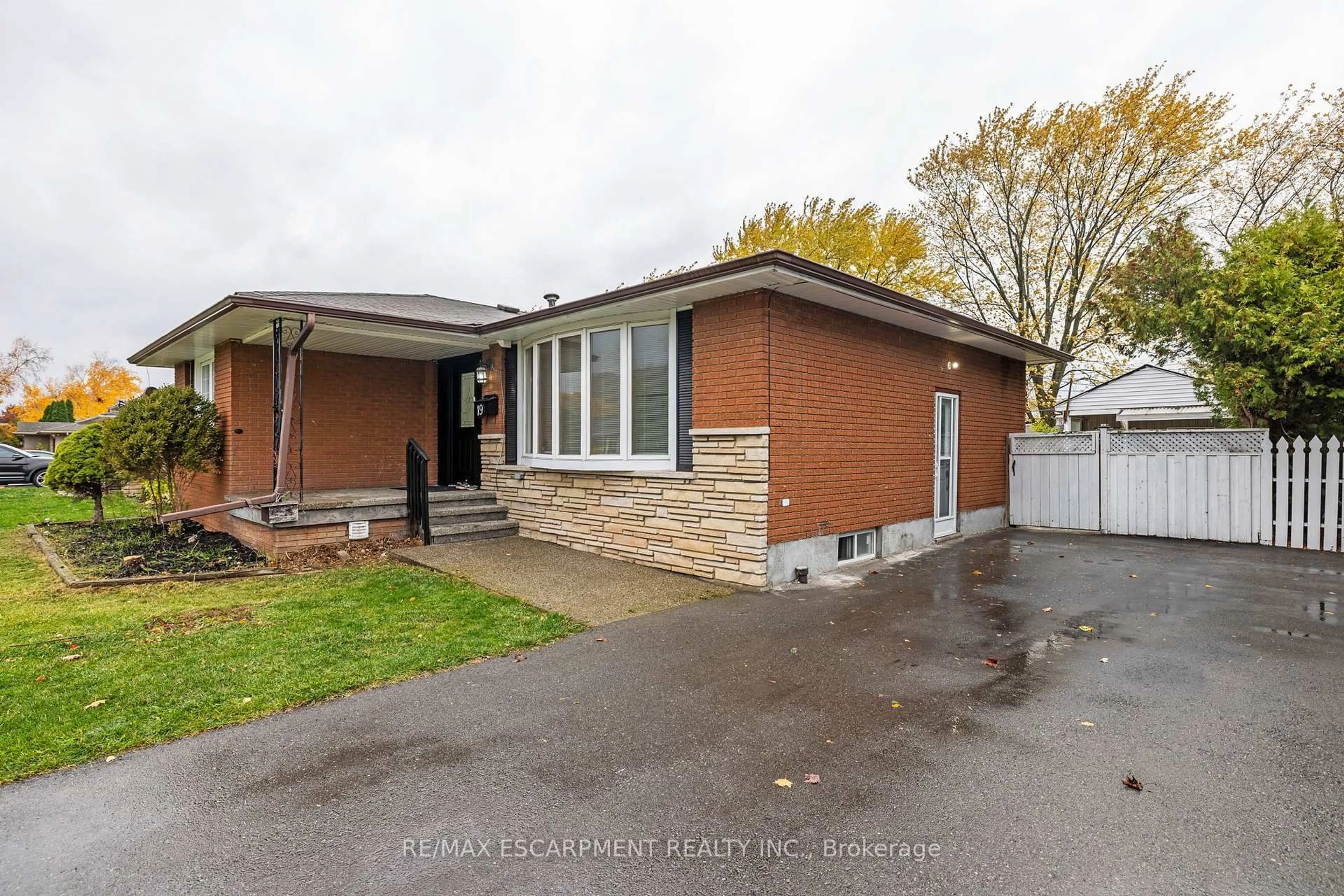 Home with brick exterior material, street for 19 Winthrop Pl, Hamilton Ontario L8G 3M3