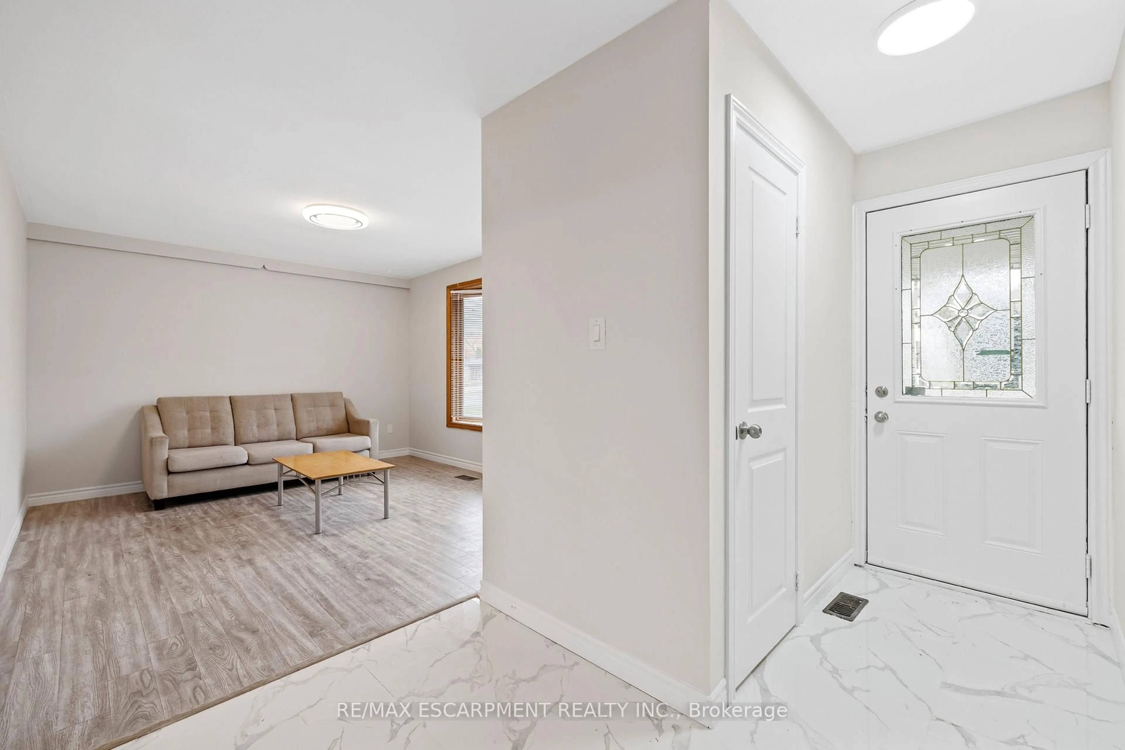 Indoor entryway for 19 Winthrop Pl, Hamilton Ontario L8G 3M3