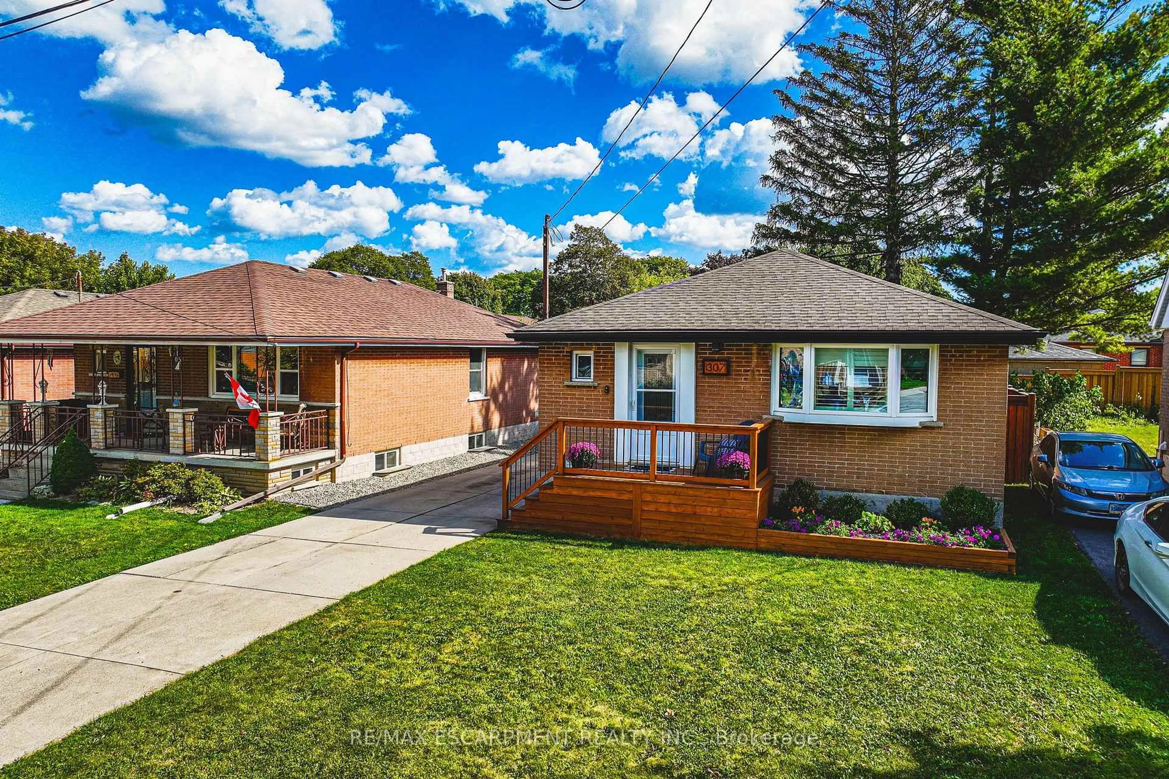 Home with brick exterior material, street for 307 East 33rd St, Hamilton Ontario L8V 3T9