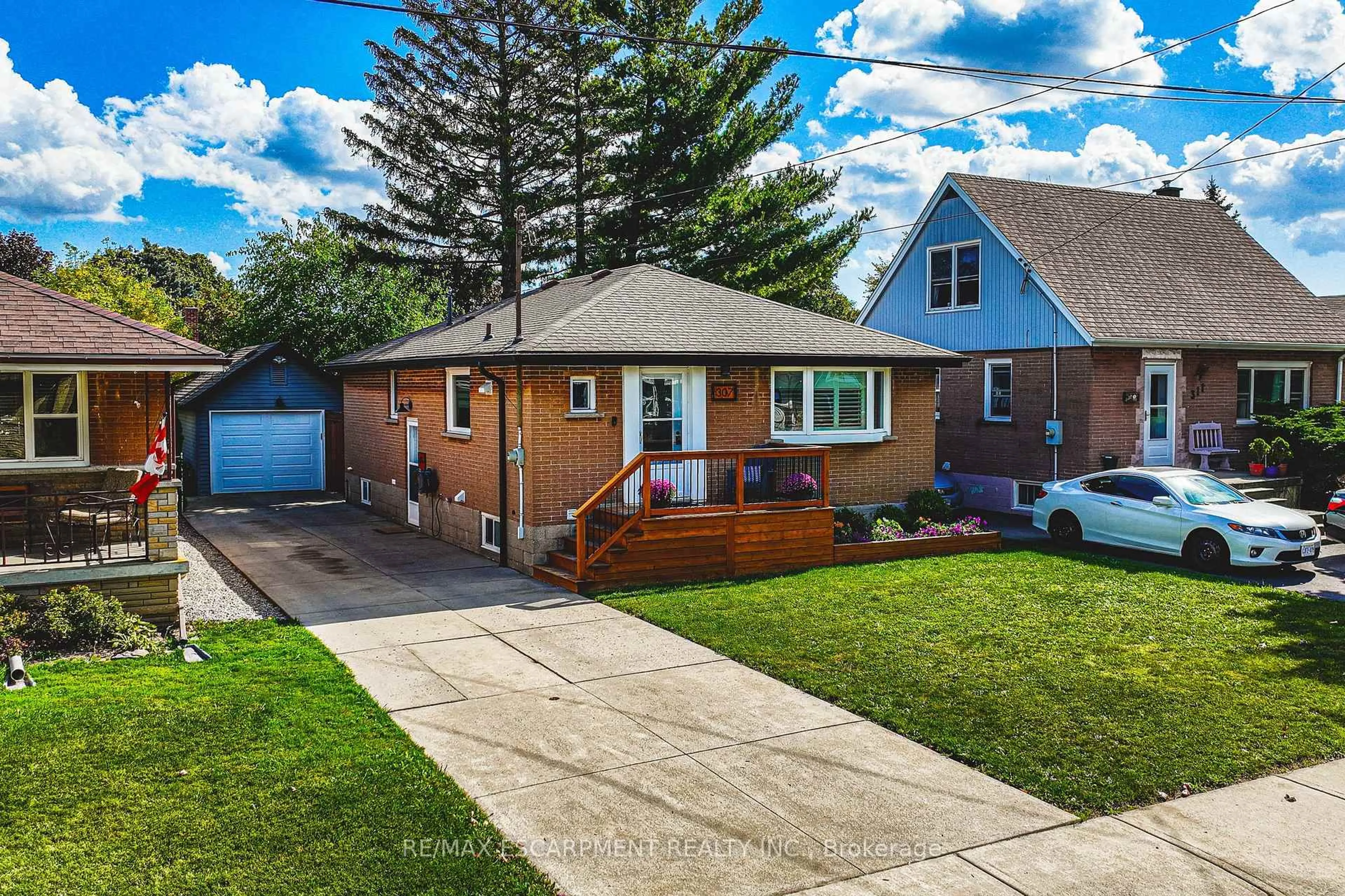 Home with brick exterior material, street for 307 East 33rd St, Hamilton Ontario L8V 3T9