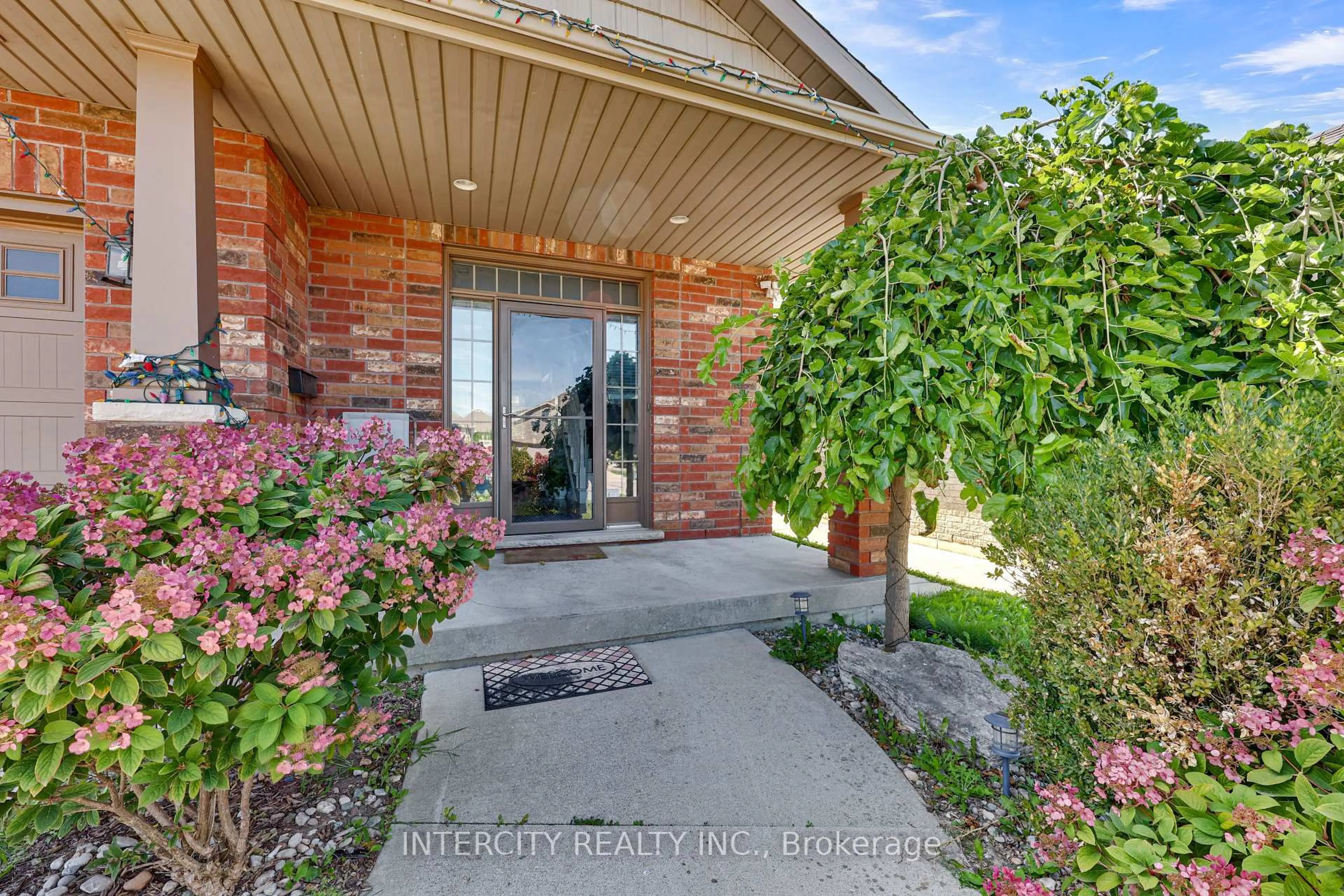 Indoor entryway for 82 Molengraaf Way, Chatham-Kent Ontario N7M 0A2