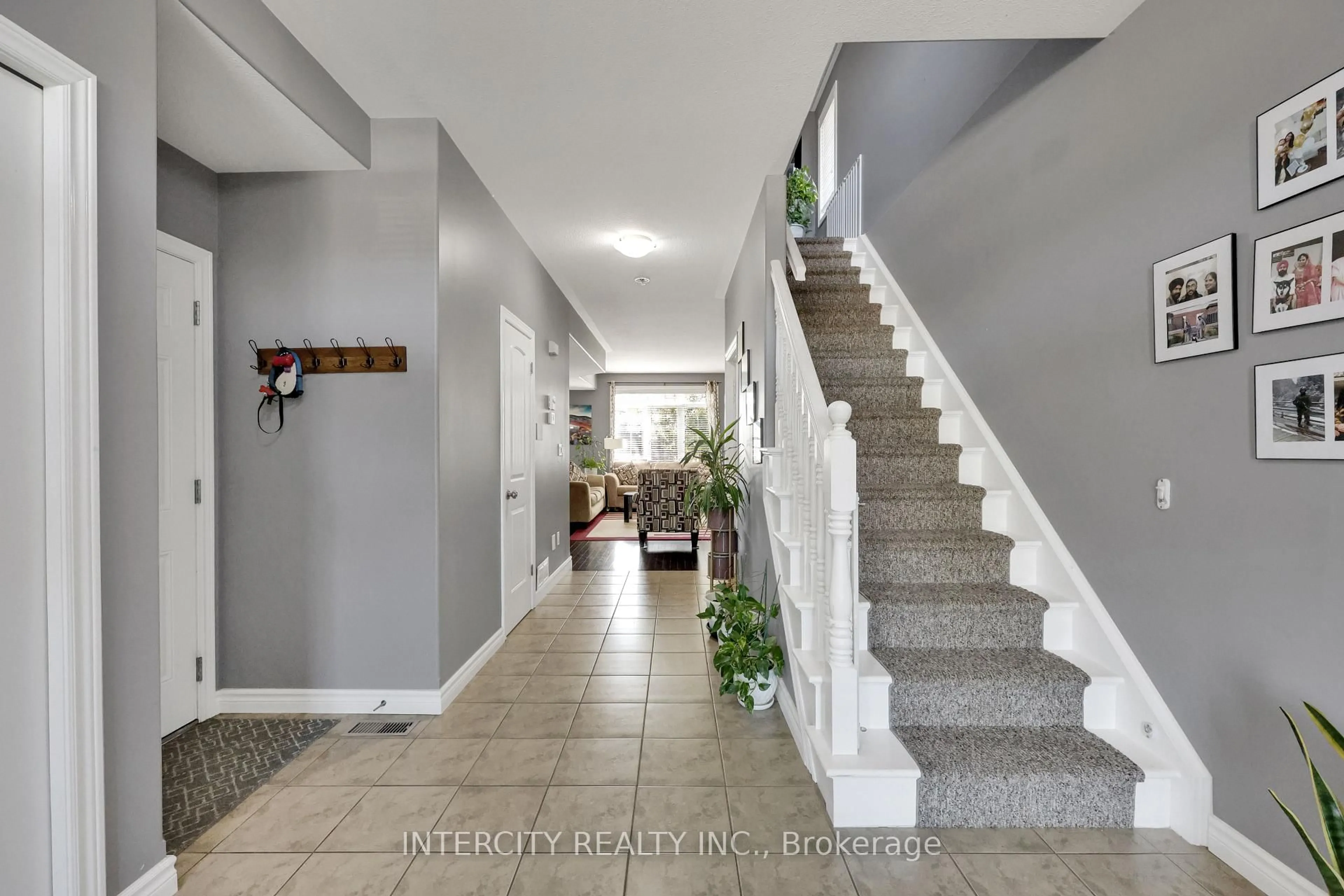 Indoor entryway for 82 Molengraaf Way, Chatham-Kent Ontario N7M 0A2
