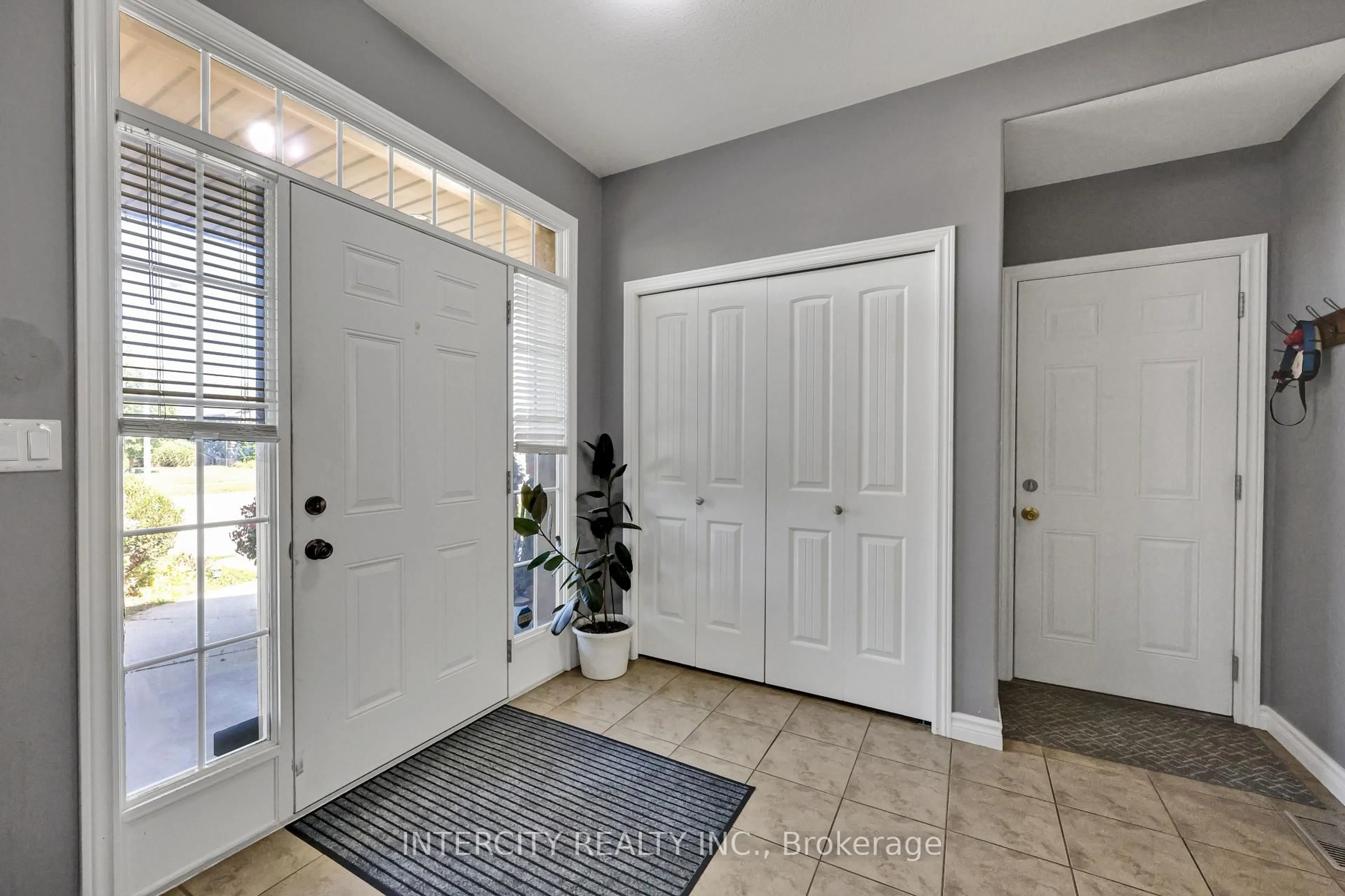 Indoor entryway for 82 Molengraaf Way, Chatham-Kent Ontario N7M 0A2