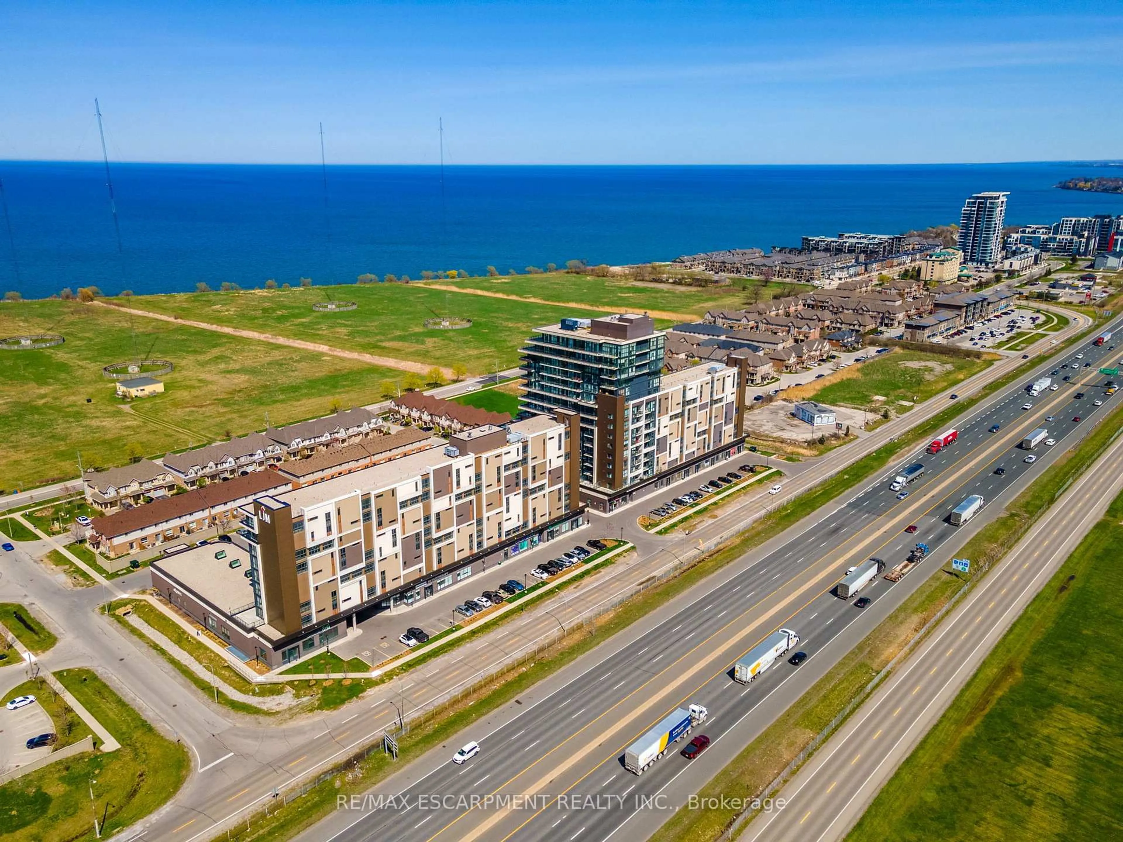 A pic from outside/outdoor area/front of a property/back of a property/a pic from drone, building for 550 North Service Rd #1404, Grimsby Ontario L3M 0H9