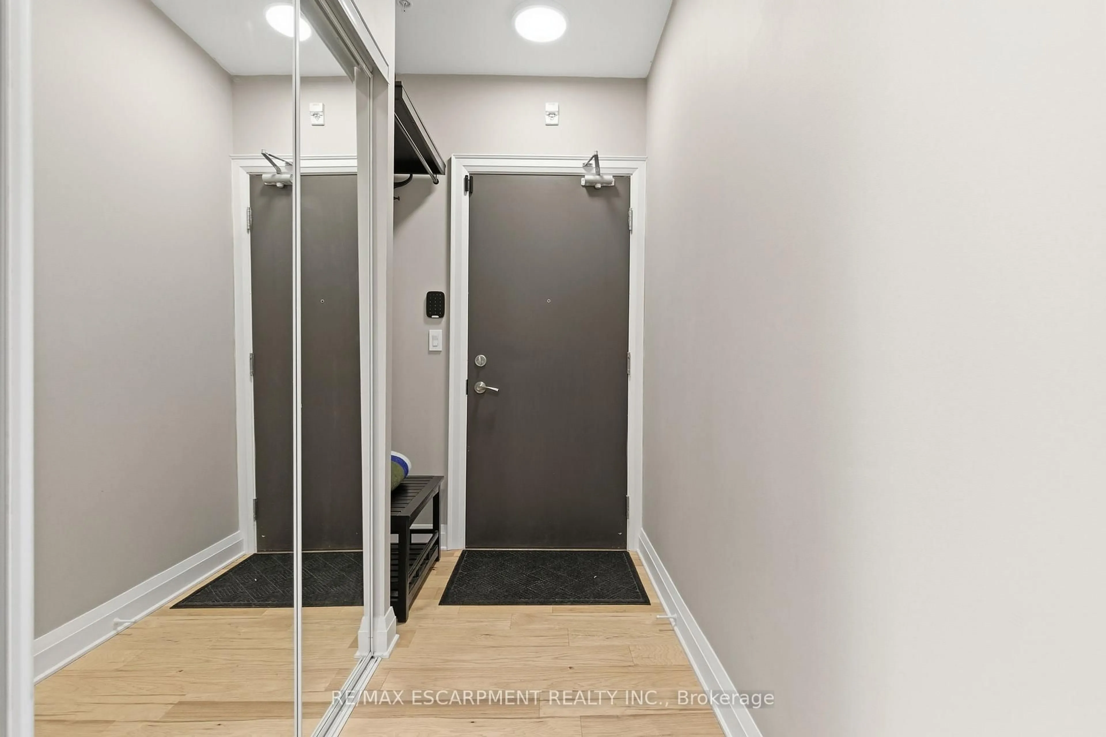 Indoor entryway for 550 North Service Rd #1404, Grimsby Ontario L3M 0H9