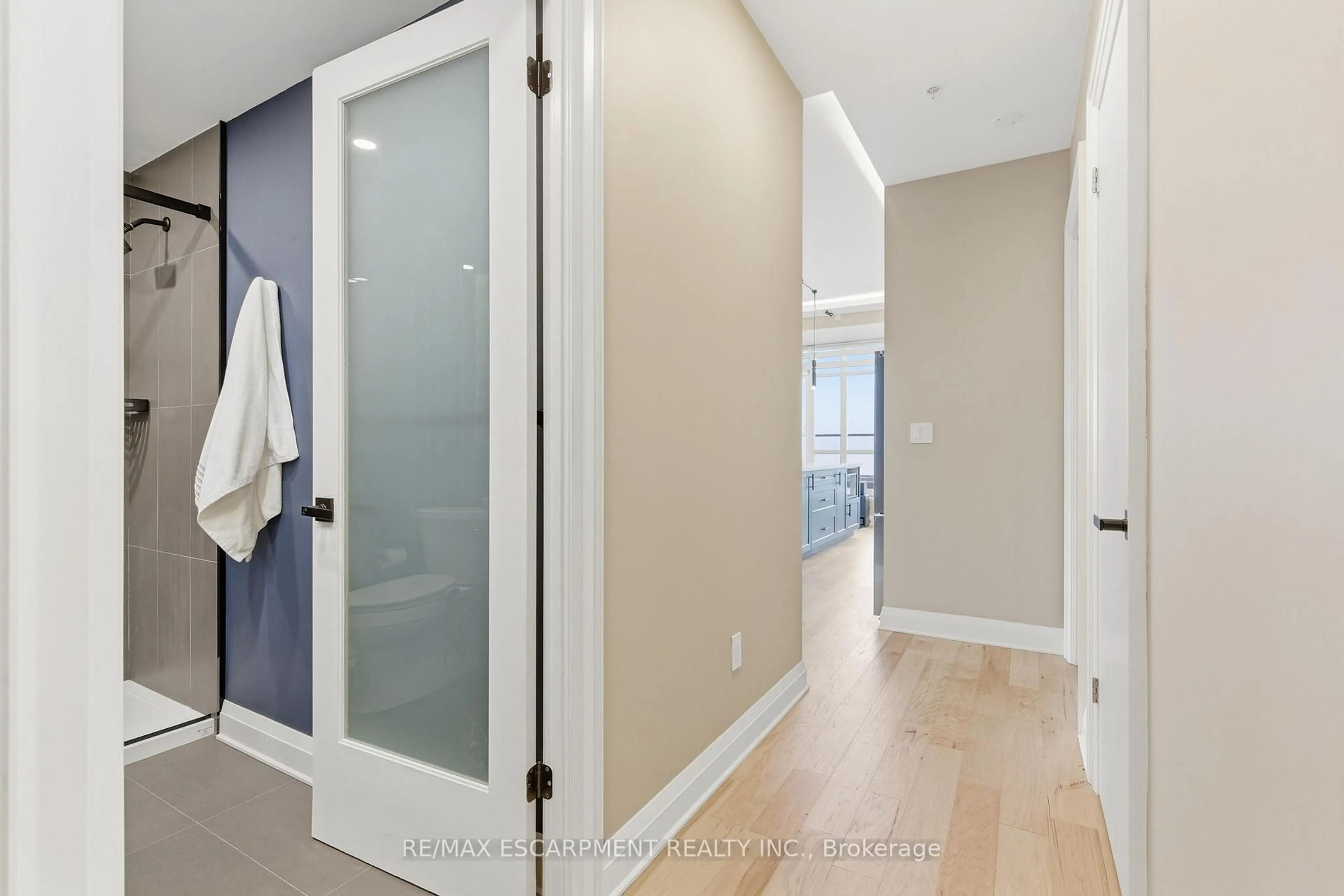 Indoor entryway for 550 North Service Rd #1404, Grimsby Ontario L3M 0H9