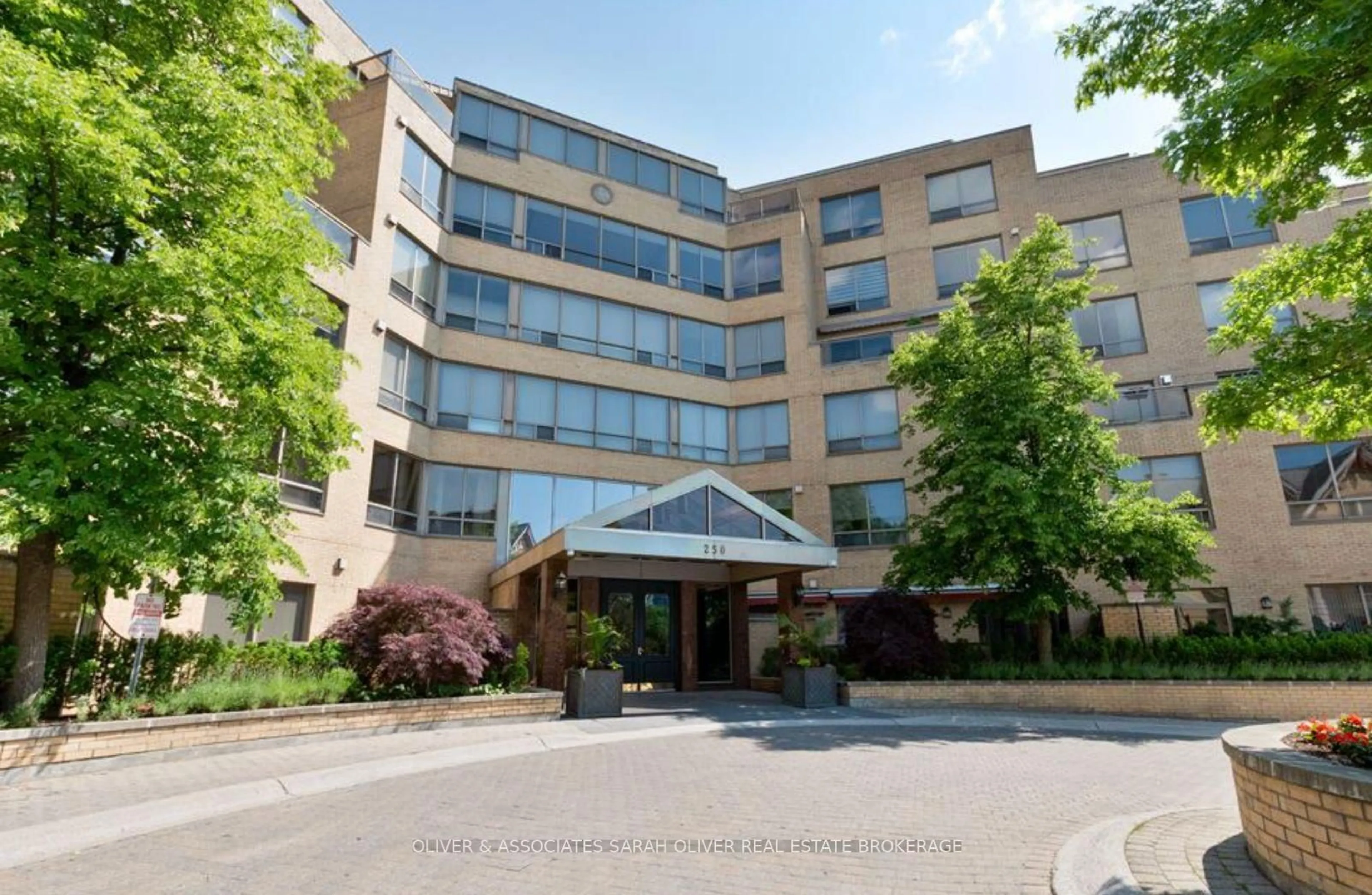 Indoor foyer for 250 Sydenham St #210, London East Ontario N6A 5S1