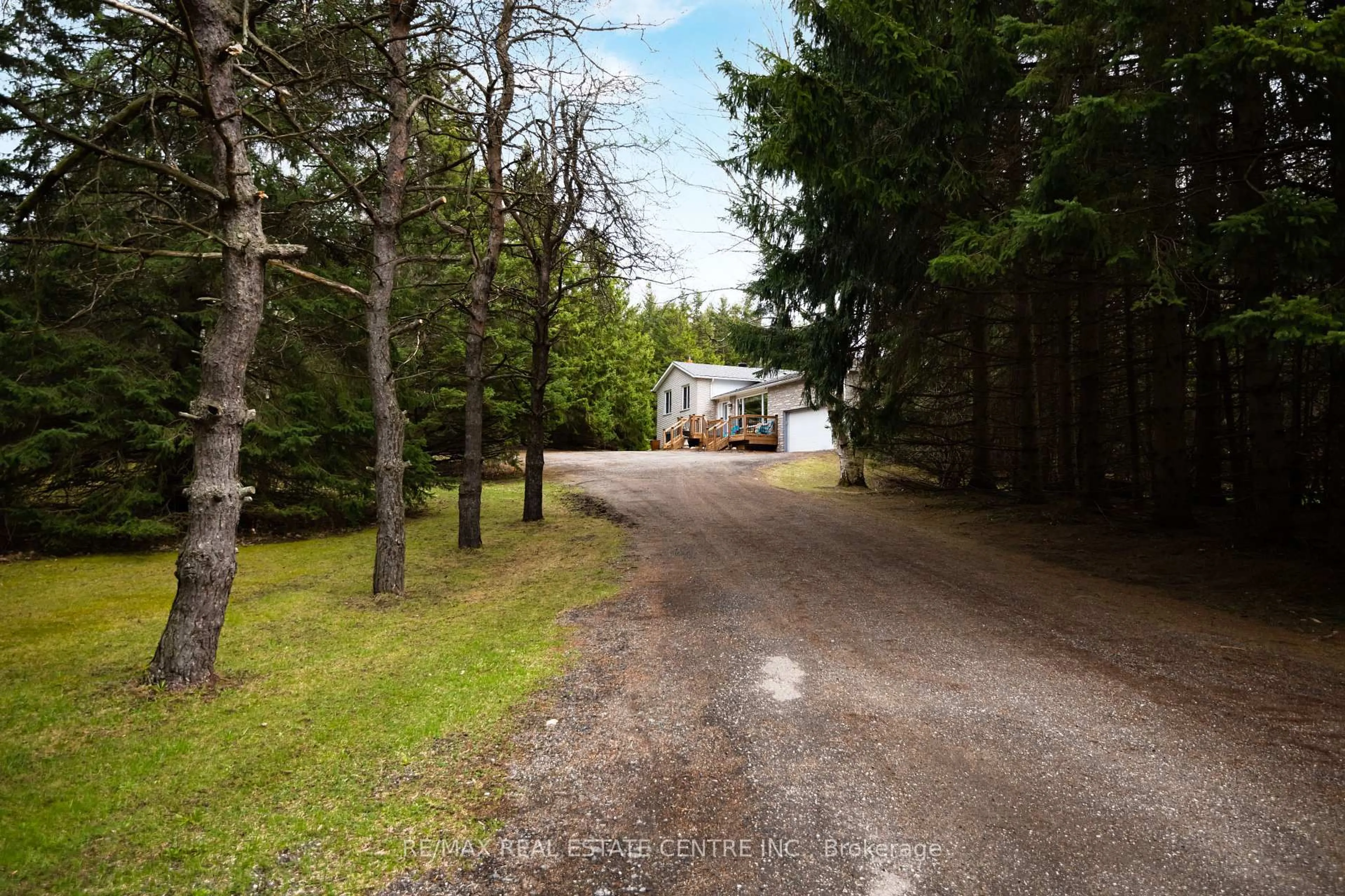 A pic from outside/outdoor area/front of a property/back of a property/a pic from drone, unknown for 506086 Highway 89 Highway, Mono Ontario L9V 1H7