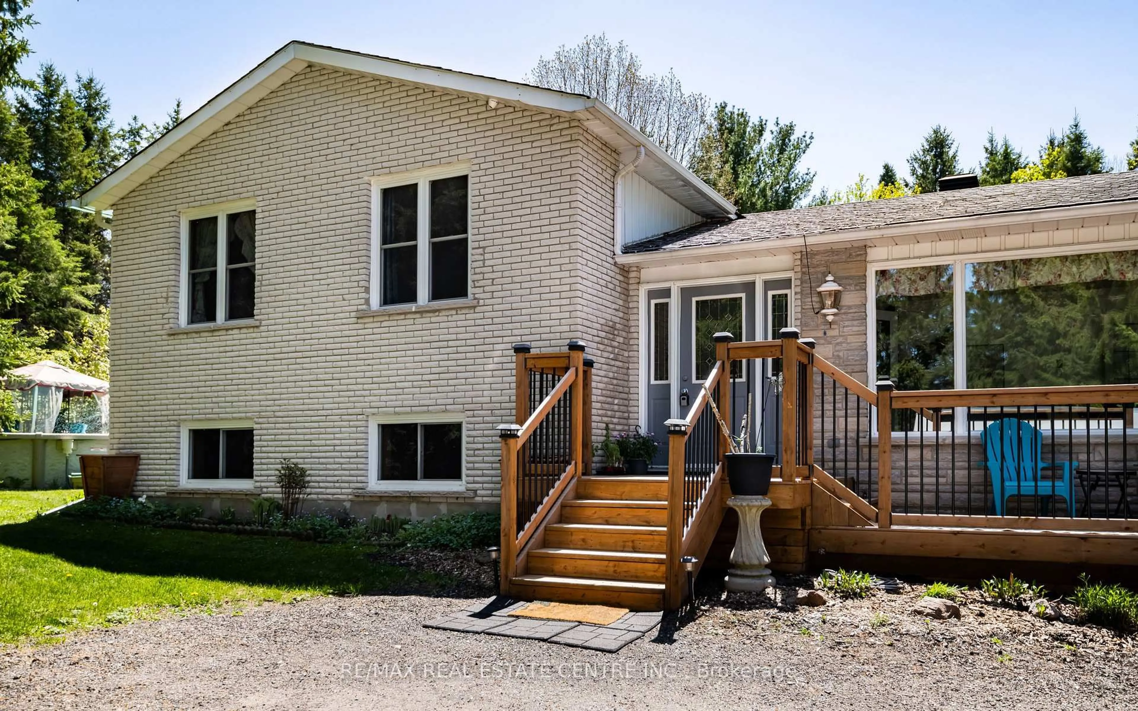 Home with vinyl exterior material, street for 506086 Highway 89 Highway, Mono Ontario L9V 1H7