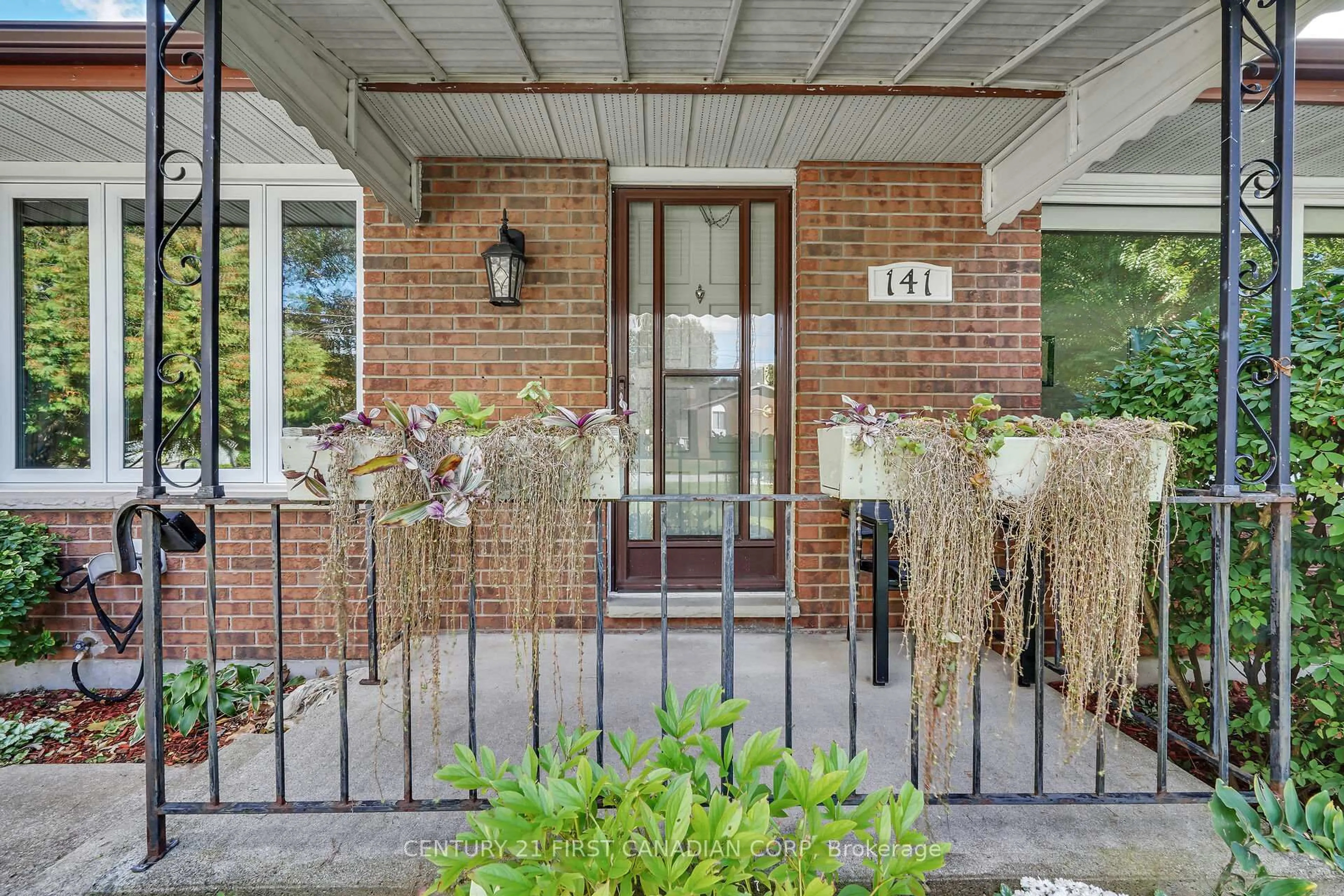 Indoor entryway for 141 Cherry St, Chatham-Kent Ontario N0P 1C0