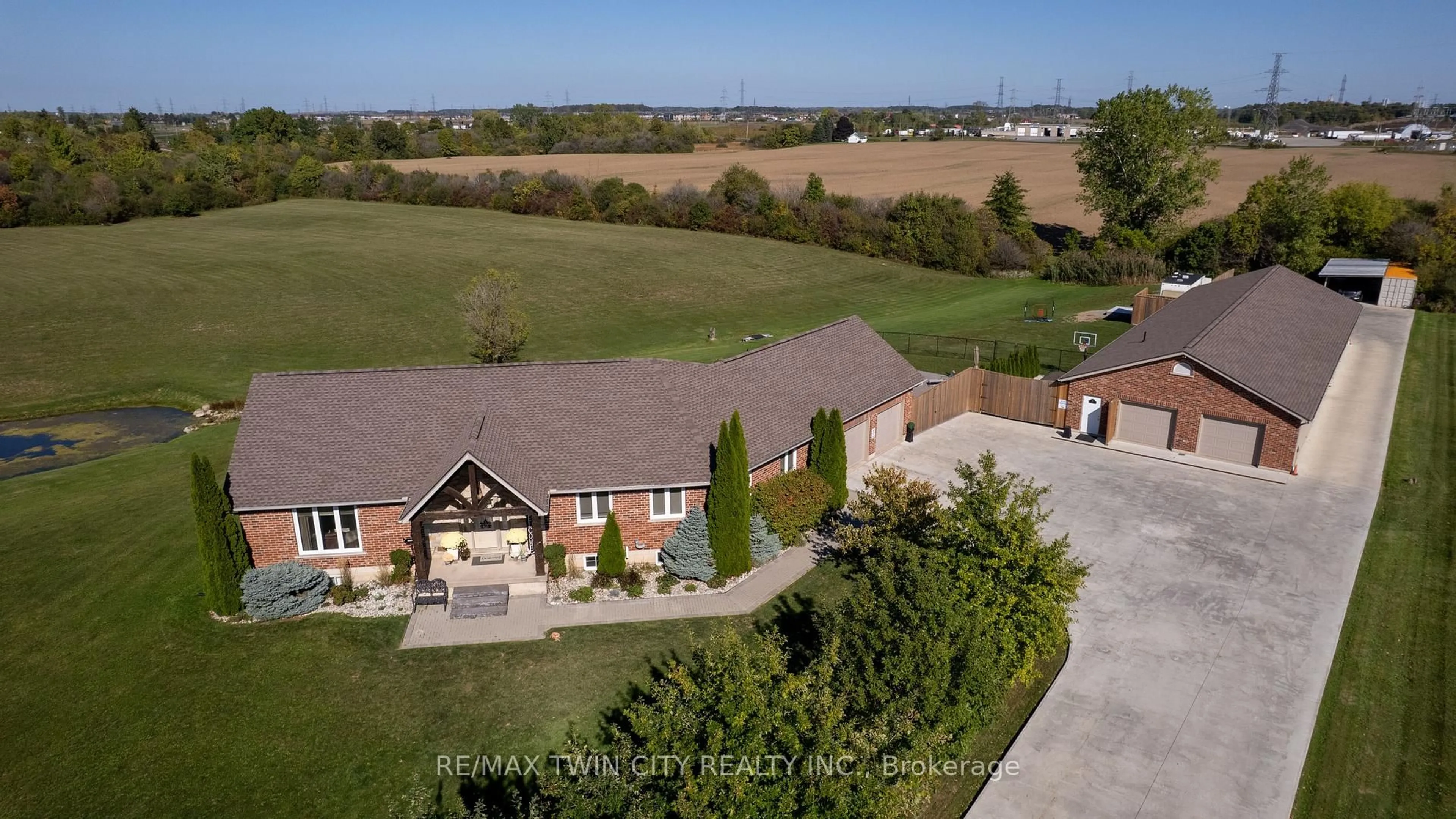 A pic from outside/outdoor area/front of a property/back of a property/a pic from drone, unknown for 2350 Gainer St, Thorold Ontario L0S 1A0