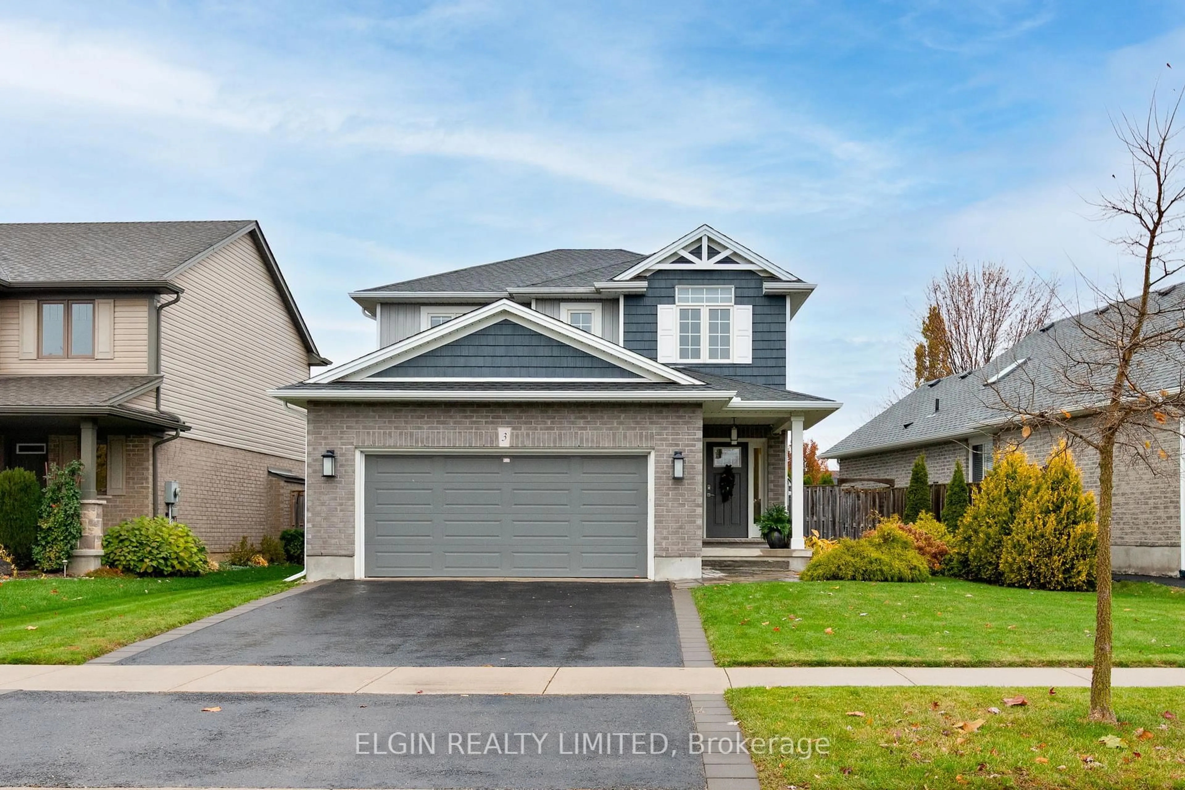 Home with vinyl exterior material, street for 3 Deerfield Crt, St. Thomas Ontario N5P 0A9