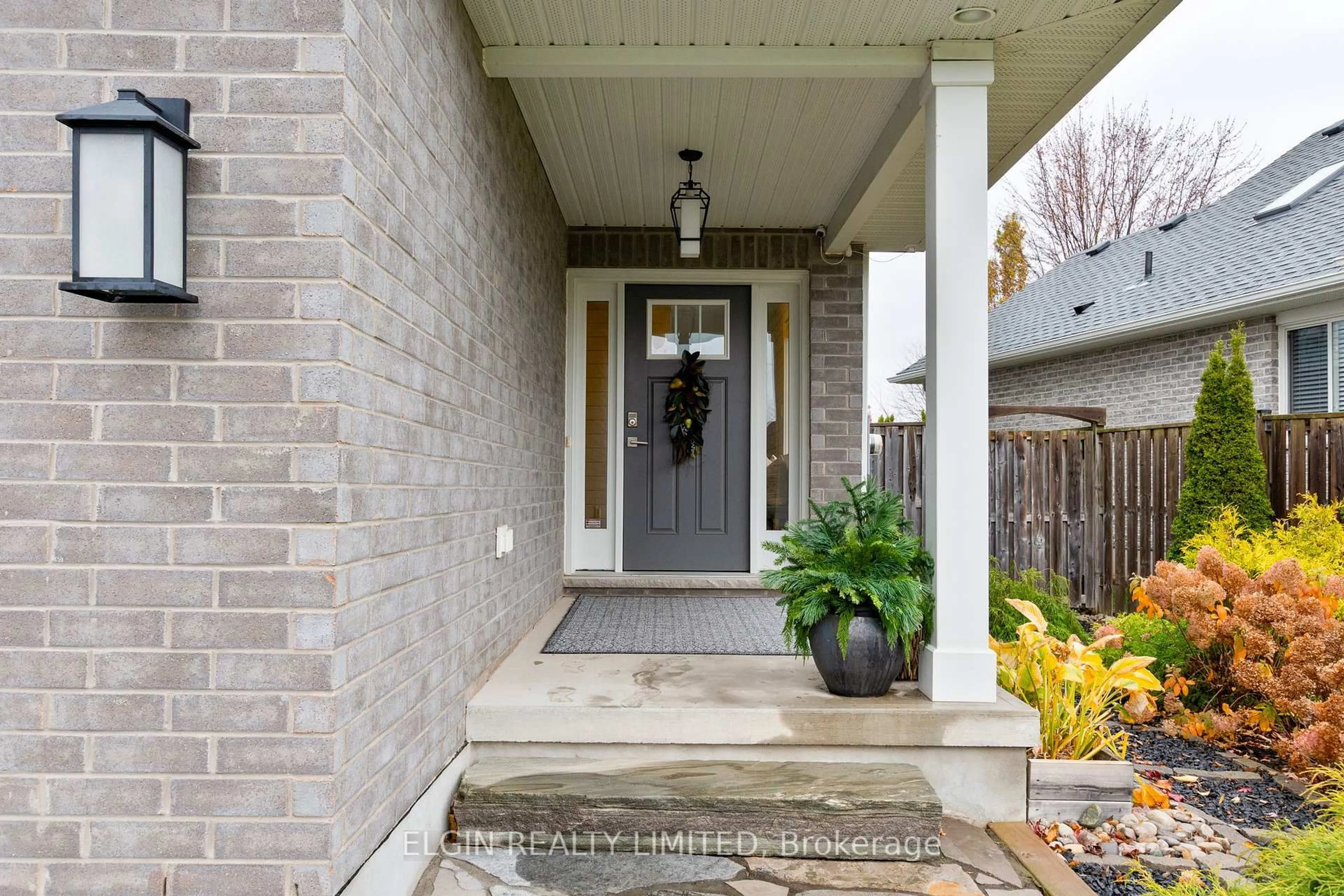 Indoor entryway for 3 Deerfield Crt, St. Thomas Ontario N5P 0A9