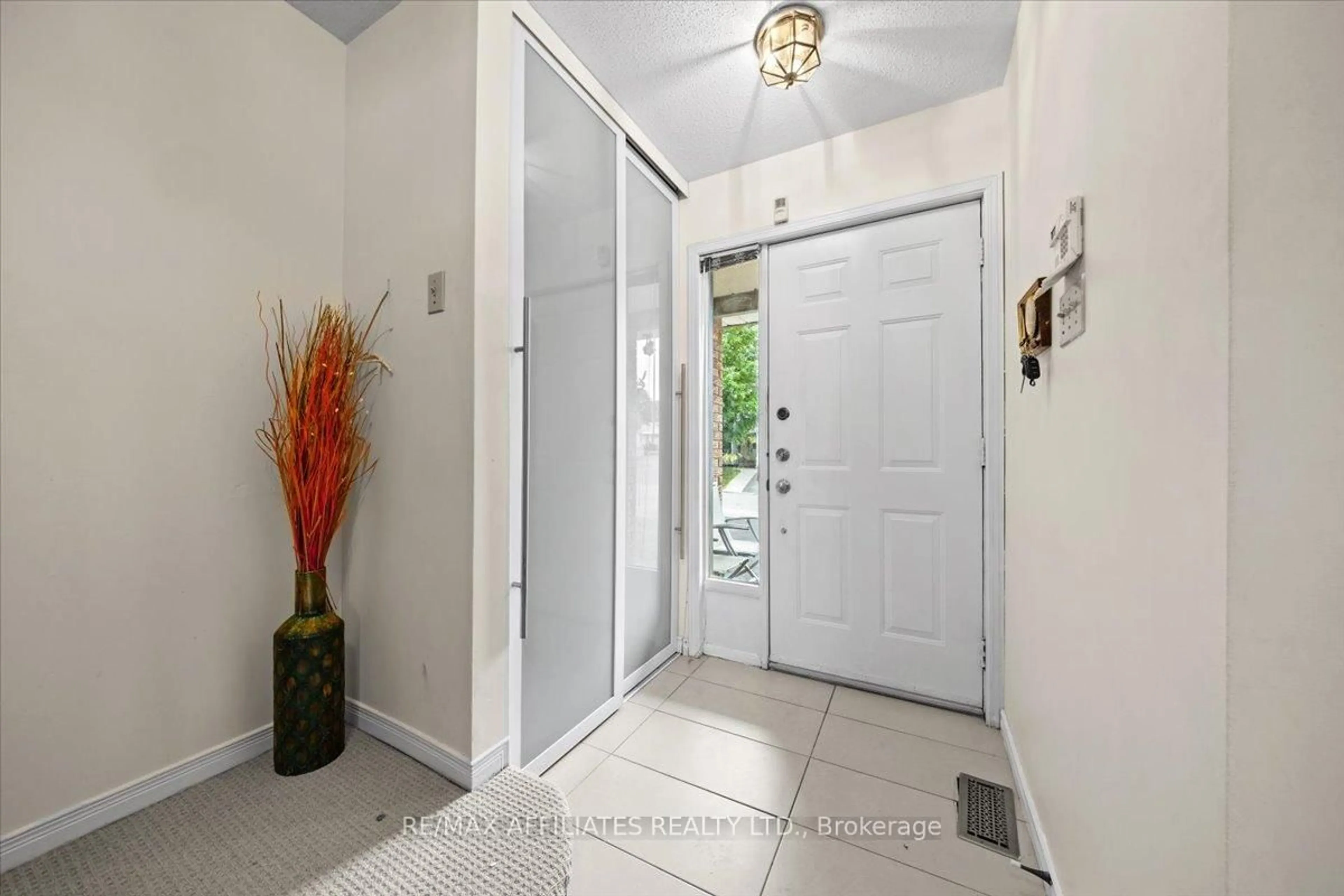 Indoor entryway for 1293 Parc Du Village Rd, Ottawa Ontario K1C 7B2