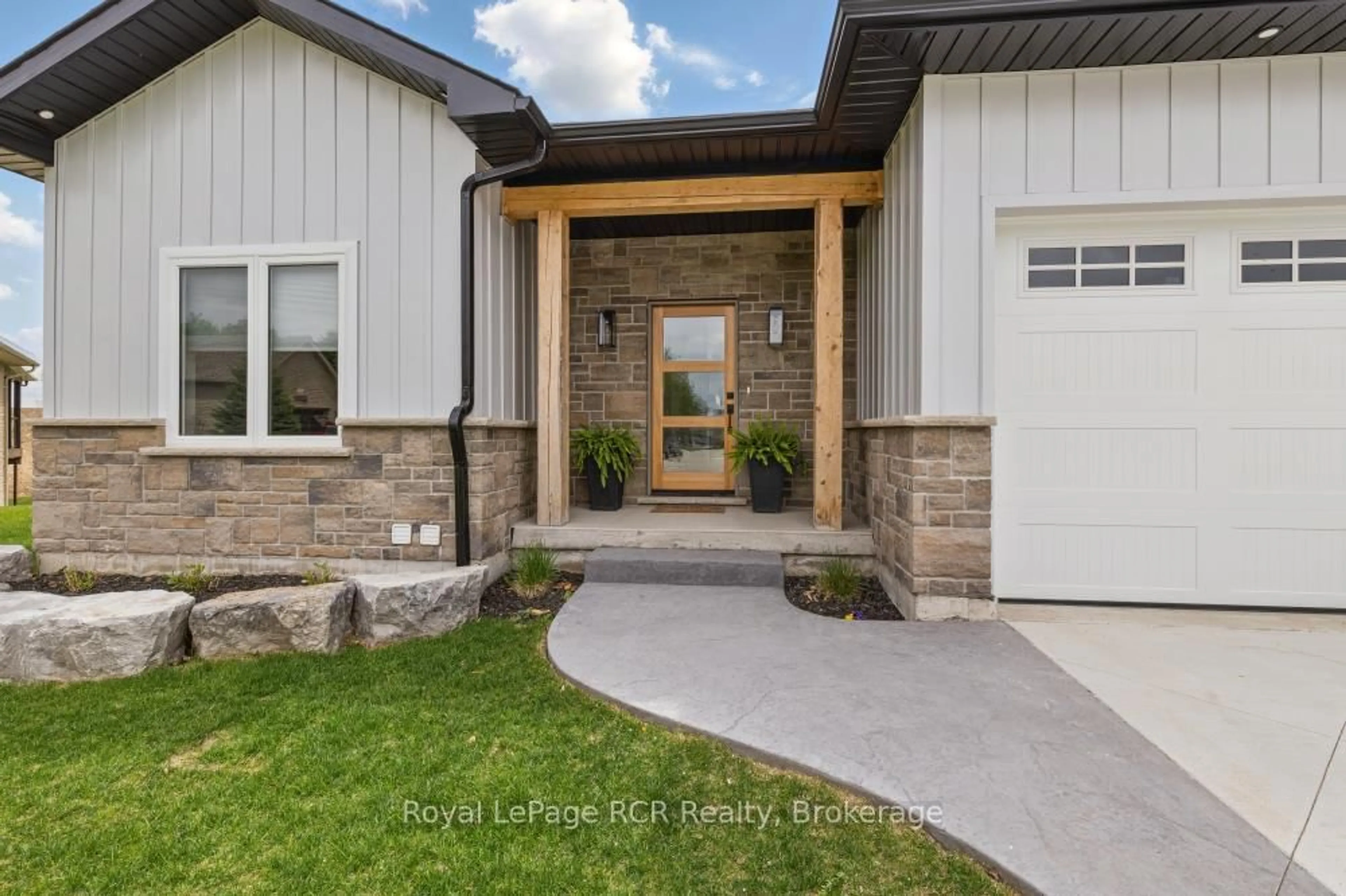 Indoor entryway for 13 Jonathan Cres, South Bruce Ontario N0G 2J0