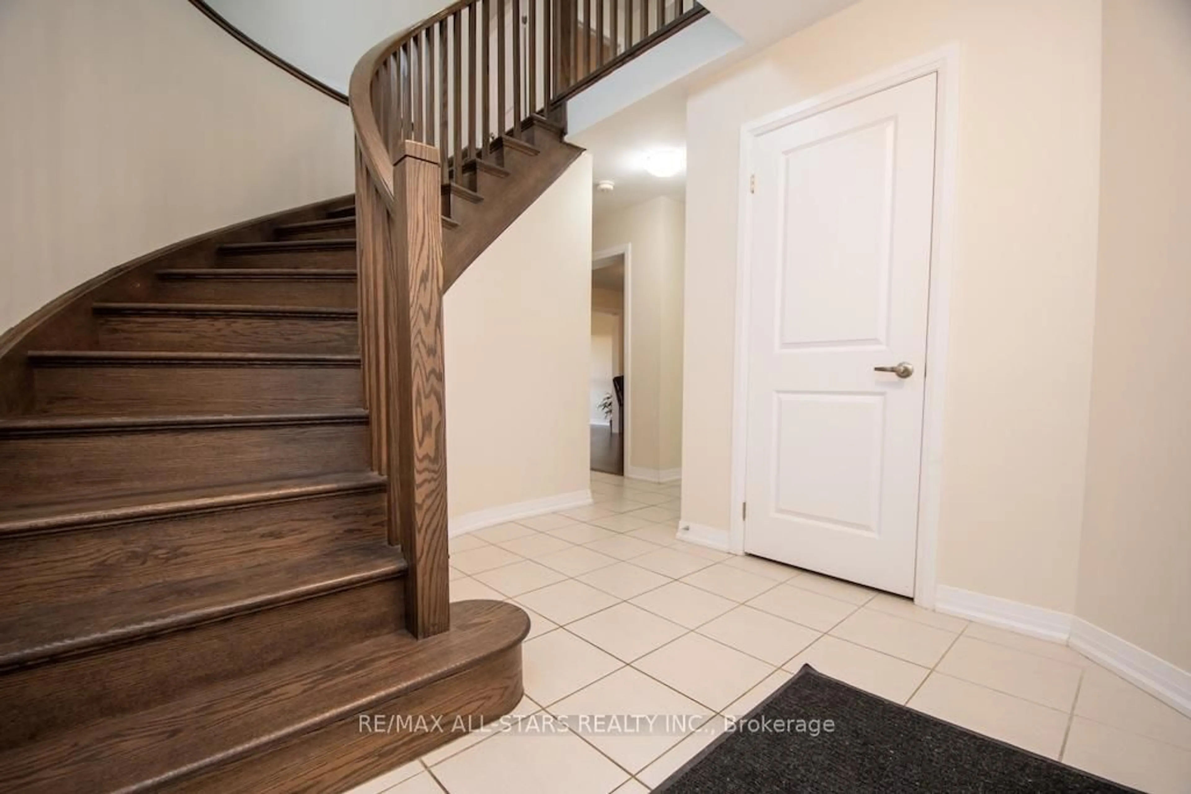Indoor entryway for 44 Carew Blvd, Kawartha Lakes Ontario K9V 4R1