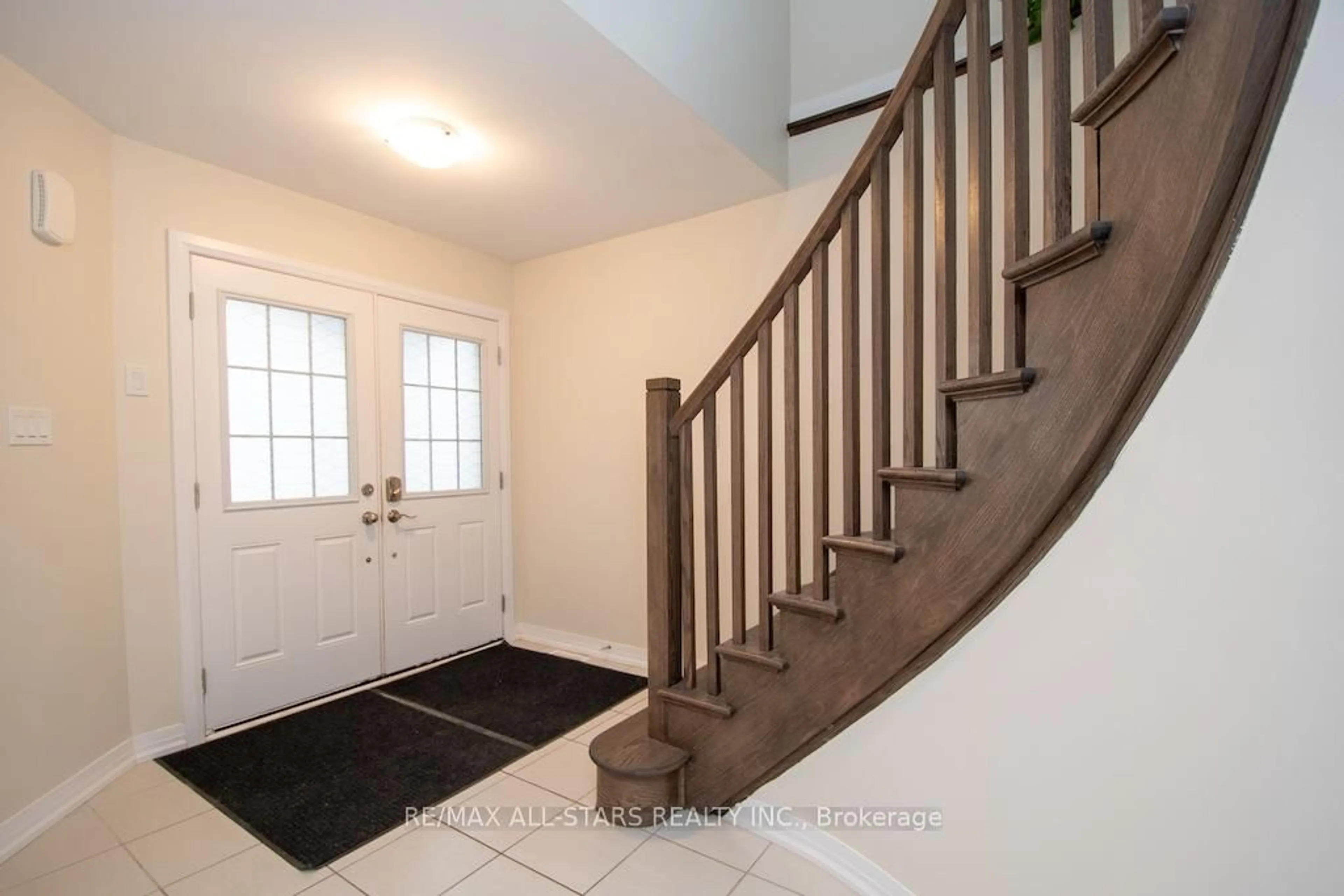 Indoor entryway for 44 Carew Blvd, Kawartha Lakes Ontario K9V 4R1