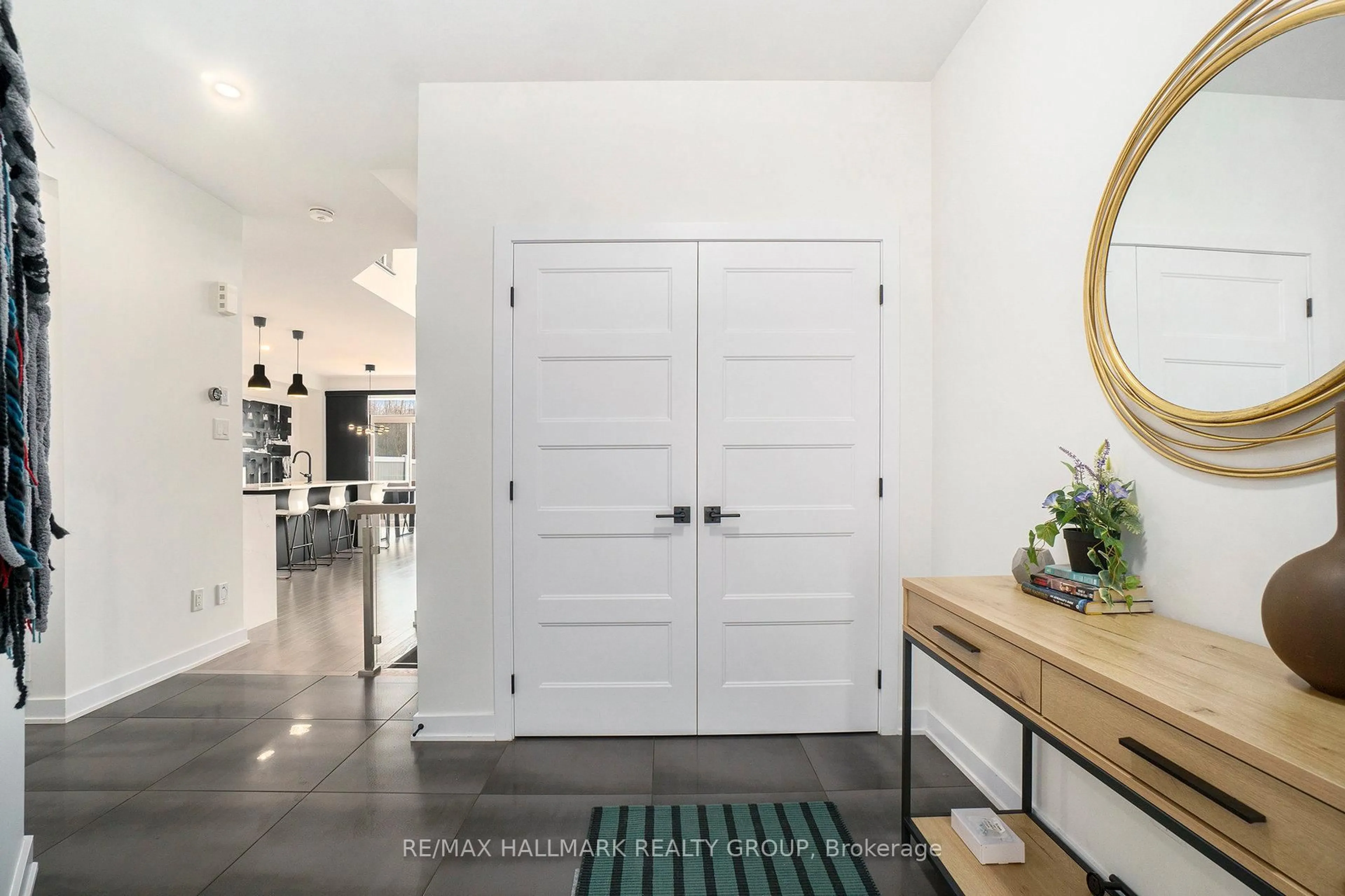 Indoor entryway for 523 PAAKANAAK Ave, Ottawa Ontario K1X 0H2