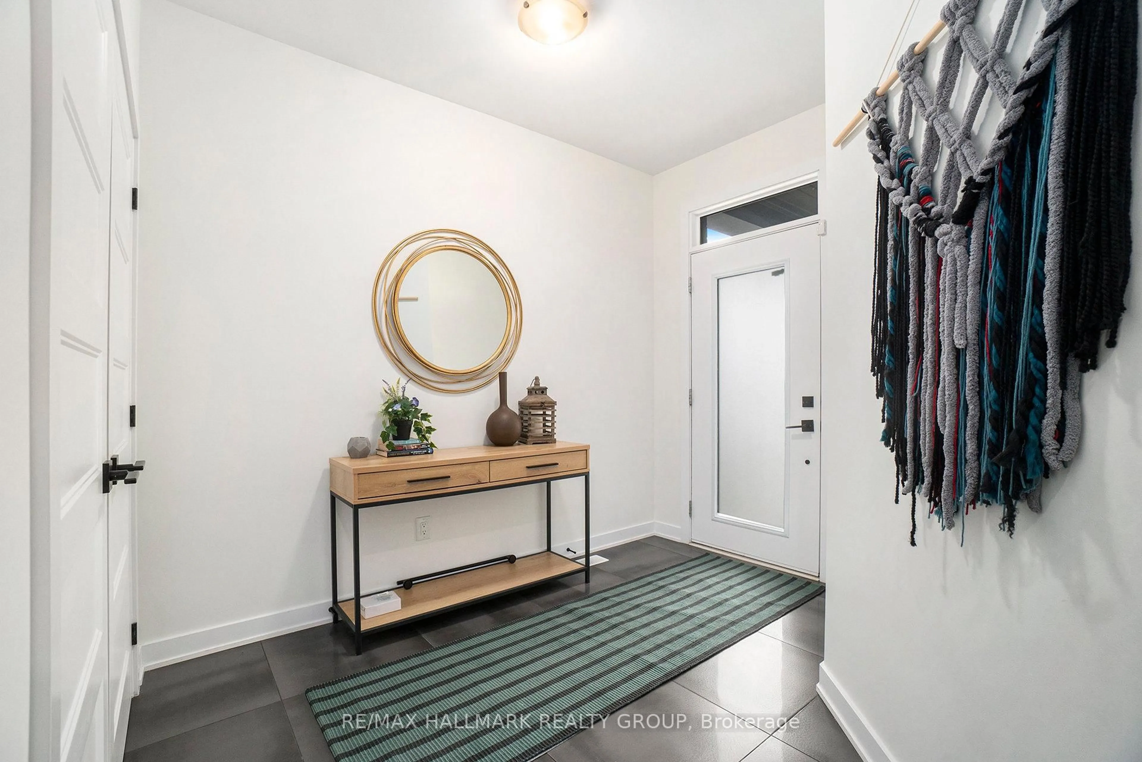 Indoor entryway for 523 PAAKANAAK Ave, Ottawa Ontario K1X 0H2