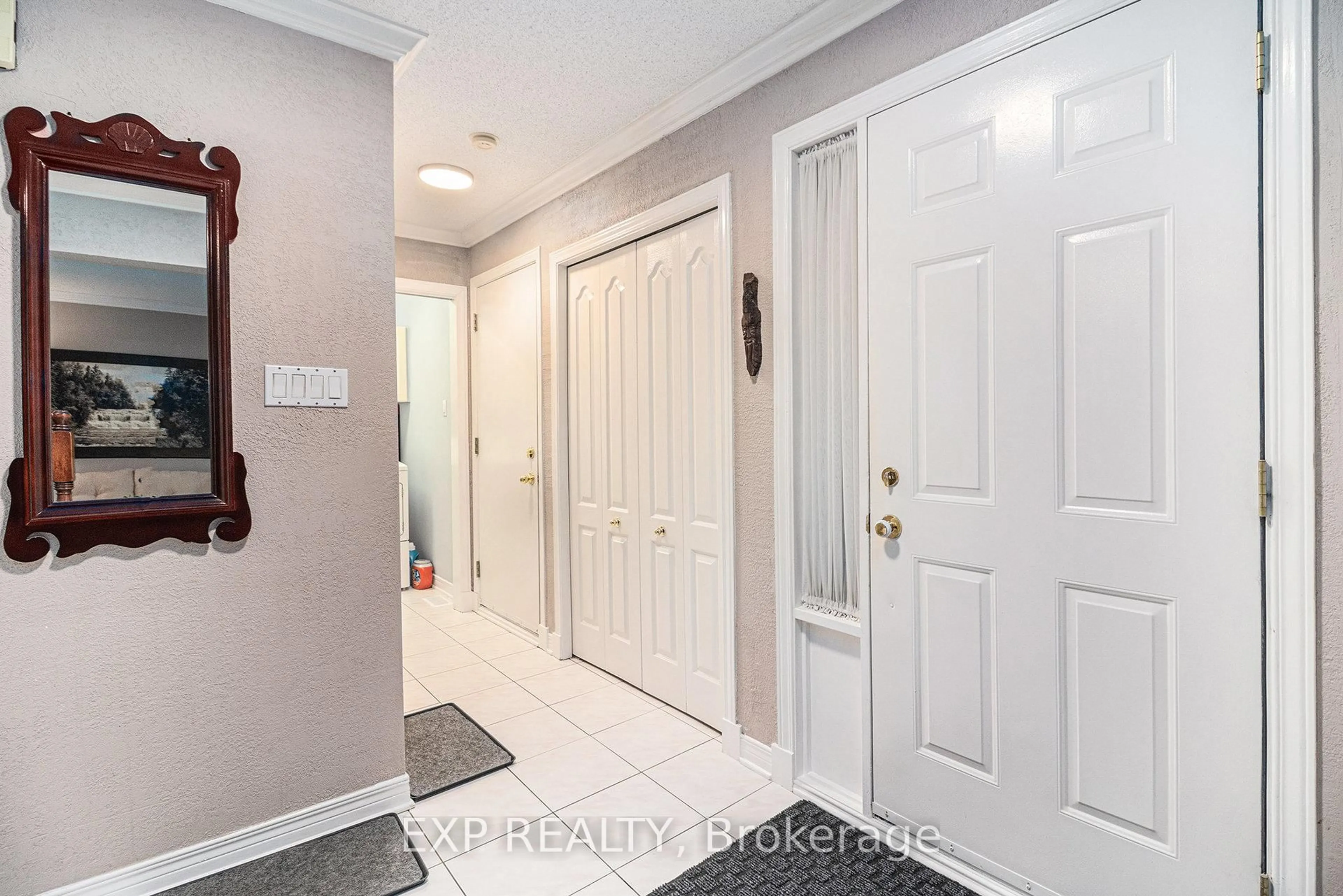 Indoor entryway for 7 Forestglade Cres, Ottawa Ontario K1G 5X3