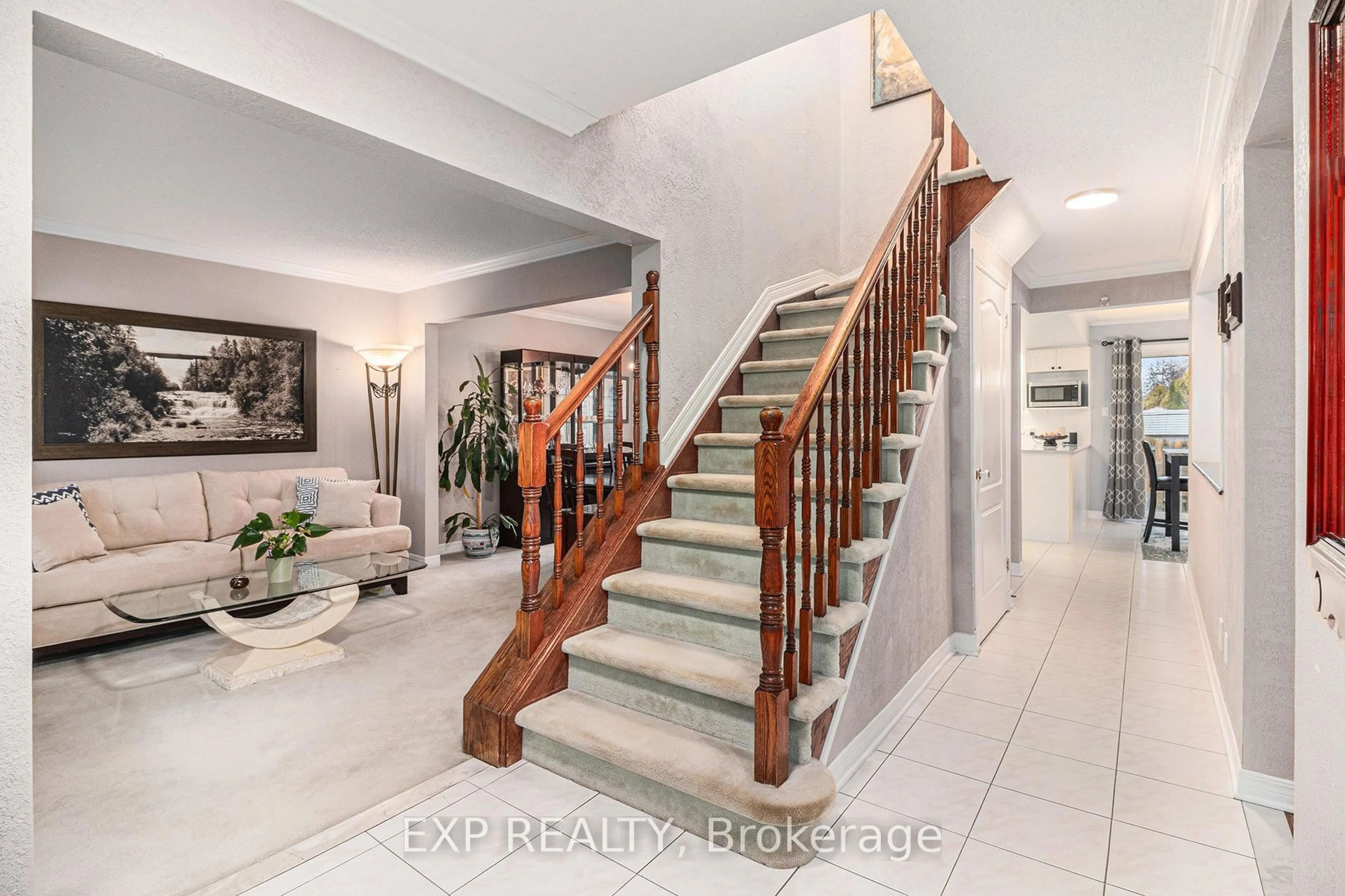 Indoor entryway for 7 Forestglade Cres, Ottawa Ontario K1G 5X3