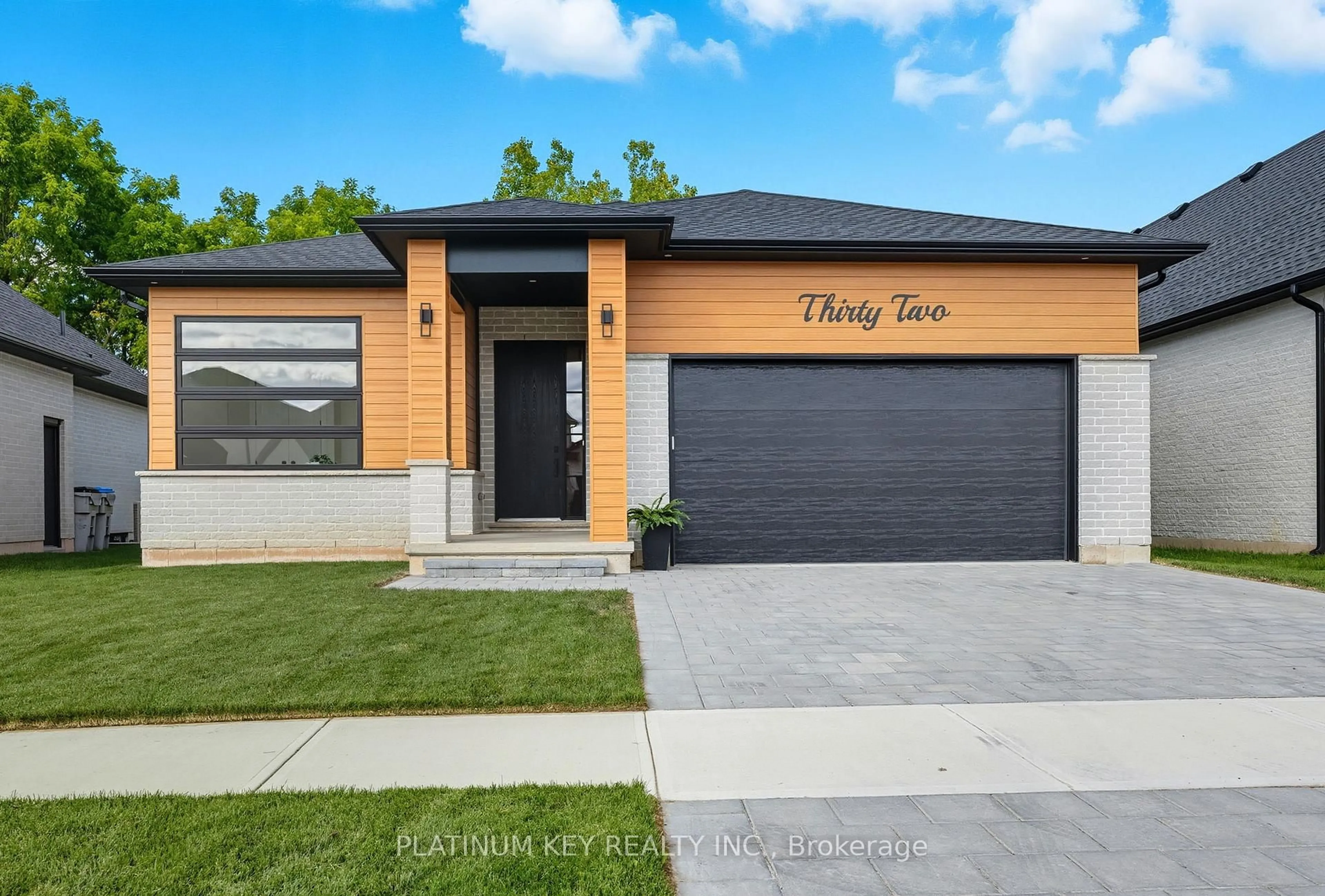 Home with brick exterior material, street for 32 BRISCOE Cres, Strathroy-Caradoc Ontario N7G 4E2