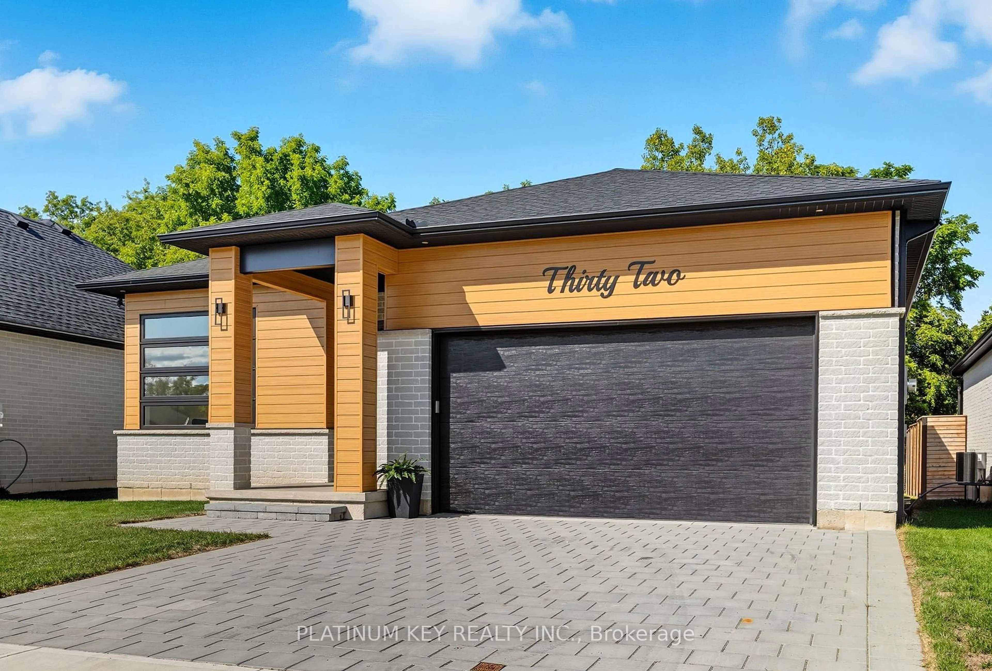 Home with brick exterior material, street for 32 BRISCOE Cres, Strathroy-Caradoc Ontario N7G 4E2