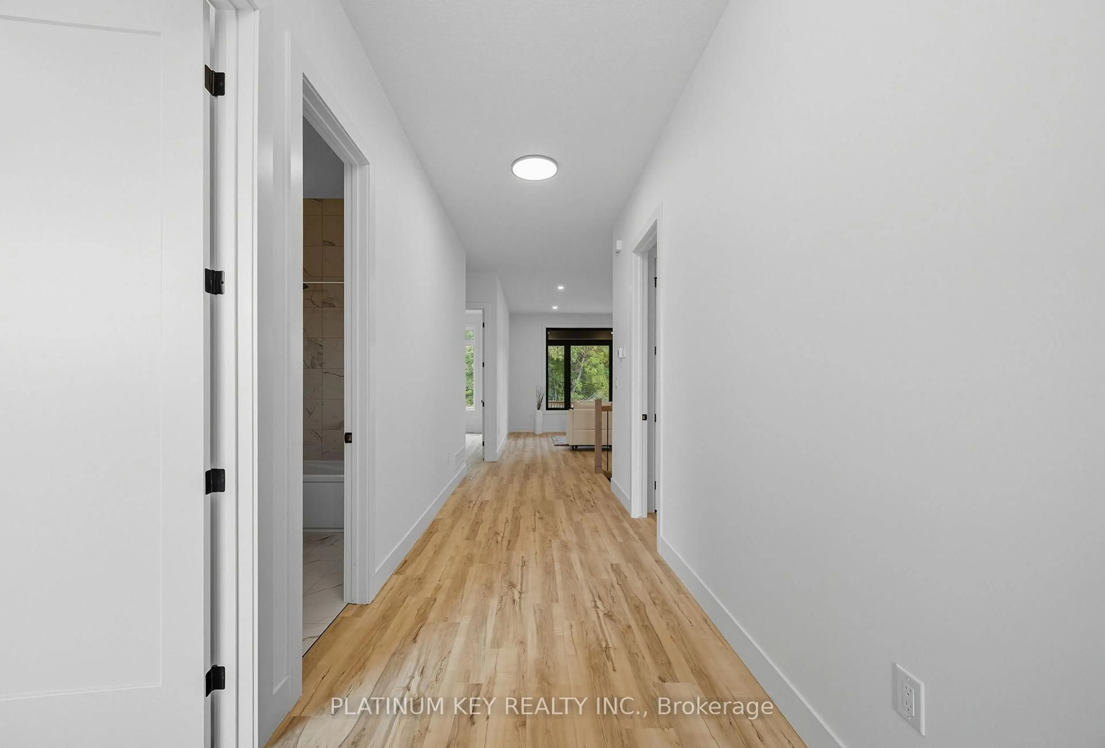 Indoor entryway for 32 BRISCOE Cres, Strathroy-Caradoc Ontario N7G 4E2